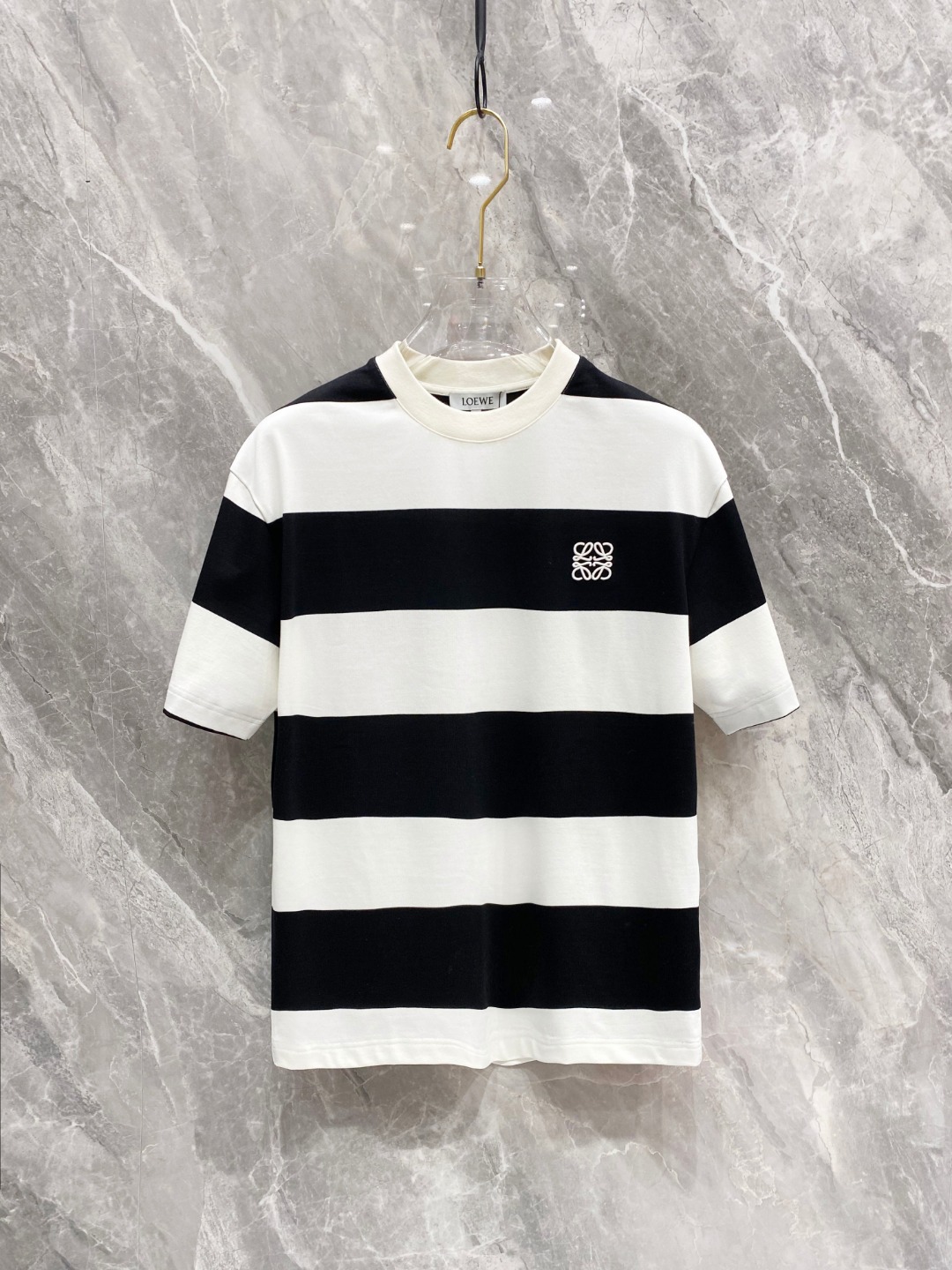 NO:122146,Luo Yiwei's new spring and summer new style first-time counter latest short-sleeved round-neck T-shirt, high-end customization, avant-garde and fashionable design!  Brand logo heavy craft design, high-end customized mercerated cloud cotton fabric, soft feel, comfortable to wear, exquisite counter-level car line, fine workmanship, invincible and handsome upper body effect!  A must-have item for handsome men!  Color black white Number M-3XL AAA4, loewe, T-shirt,tees, t-shirt,alexander wang19860909罗意威 2025春夏新款首发专柜最新款短袖圆领T恤 高端订制 设计前卫时尚！品牌logo重工艺设计 高端定制丝光云朵棉面料.手感柔软.穿着舒适.专柜级别精致车线.做工精细.上身效果无敌帅气！型男必备单品！ 颜色黑色 白色 码数M-3XL AAA4,,loewe,T-shirt,tees，t-shirt,alexander wang,Men's clothing