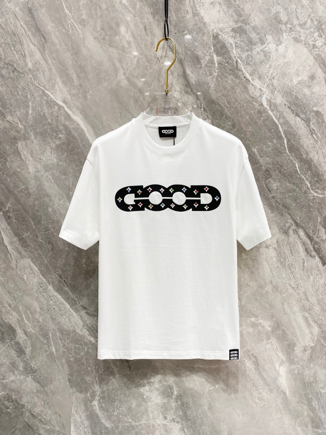 NO:120988,GOODBRAND 2025 spring and summer new style first-time counter latest short-sleeved round neck T-shirt, high-end customization, avant-garde and fashionable design!  Brand logo heavy craft design, high-end customized mercerated cloud cotton fabric, soft feel, comfortable to wear, exquisite counter-level car line, fine workmanship, invincible and handsome upper body effect!  A must-have item for handsome men!  Color black white Number M-3XL AAA4, T-shirt,tees,t-shirt,alexander wang19860909GOODBRAND 2025春夏新款首发专柜最新款短袖圆领T恤 高端订制 设计前卫时尚！品牌logo重工艺设计 高端定制丝光云朵棉面料.手感柔软.穿着舒适.专柜级别精致车线.做工精细.上身效果无敌帅气！型男必备单品！ 颜色黑色 白色 码数M-3XL AAA4,,T-shirt,tees，t-shirt,alexander wang,Men's clothing