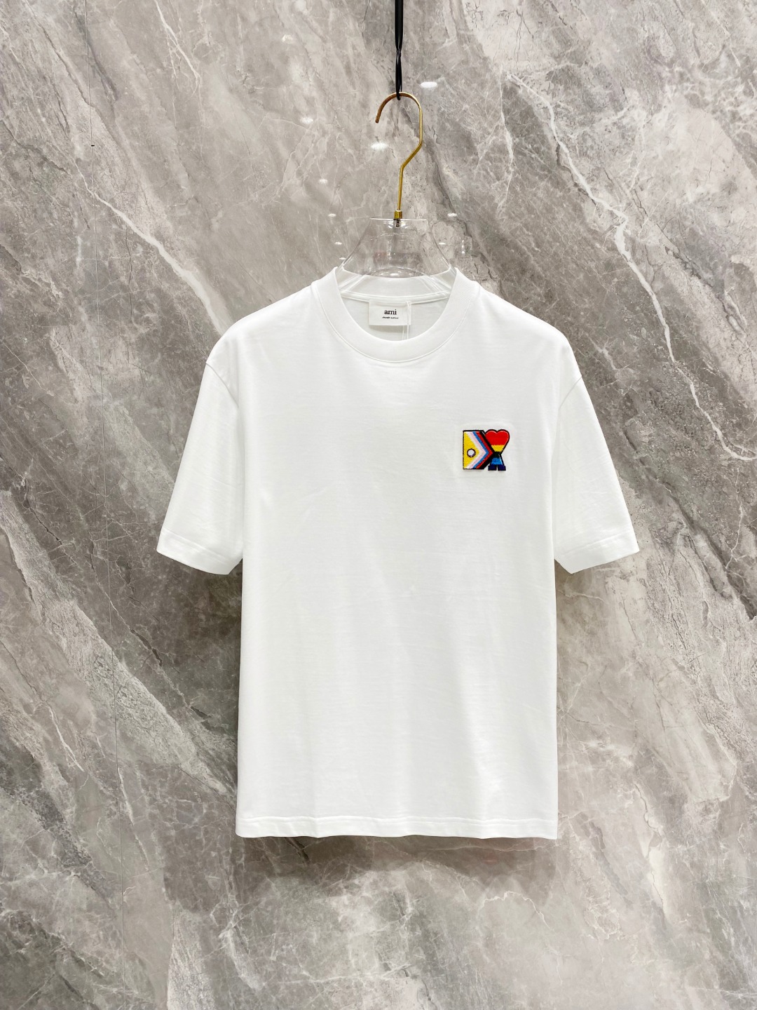 NO:120991,Amy's new spring and summer new style in the first counter, the latest short-sleeved round-neck T-shirt, high-end customization, avant-garde and fashionable design!  Brand logo heavy craft design, high-end customized mercerated cloud cotton fabric, soft feel, comfortable to wear, exquisite counter-level car line, fine workmanship, invincible and handsome upper body effect!  A must-have item for handsome men!  Color black white Number M-3XL AAA4, amiri, T-shirt,tees, t-shirt,alexander wang19860909艾米 2025春夏新款首发专柜最新款短袖圆领T恤 高端订制 设计前卫时尚！品牌logo重工艺设计 高端定制丝光云朵棉面料.手感柔软.穿着舒适.专柜级别精致车线.做工精细.上身效果无敌帅气！型男必备单品！ 颜色黑色 白色 码数M-3XL AAA4,,amiri,T-shirt,tees，t-shirt,alexander wang,Men's clothing