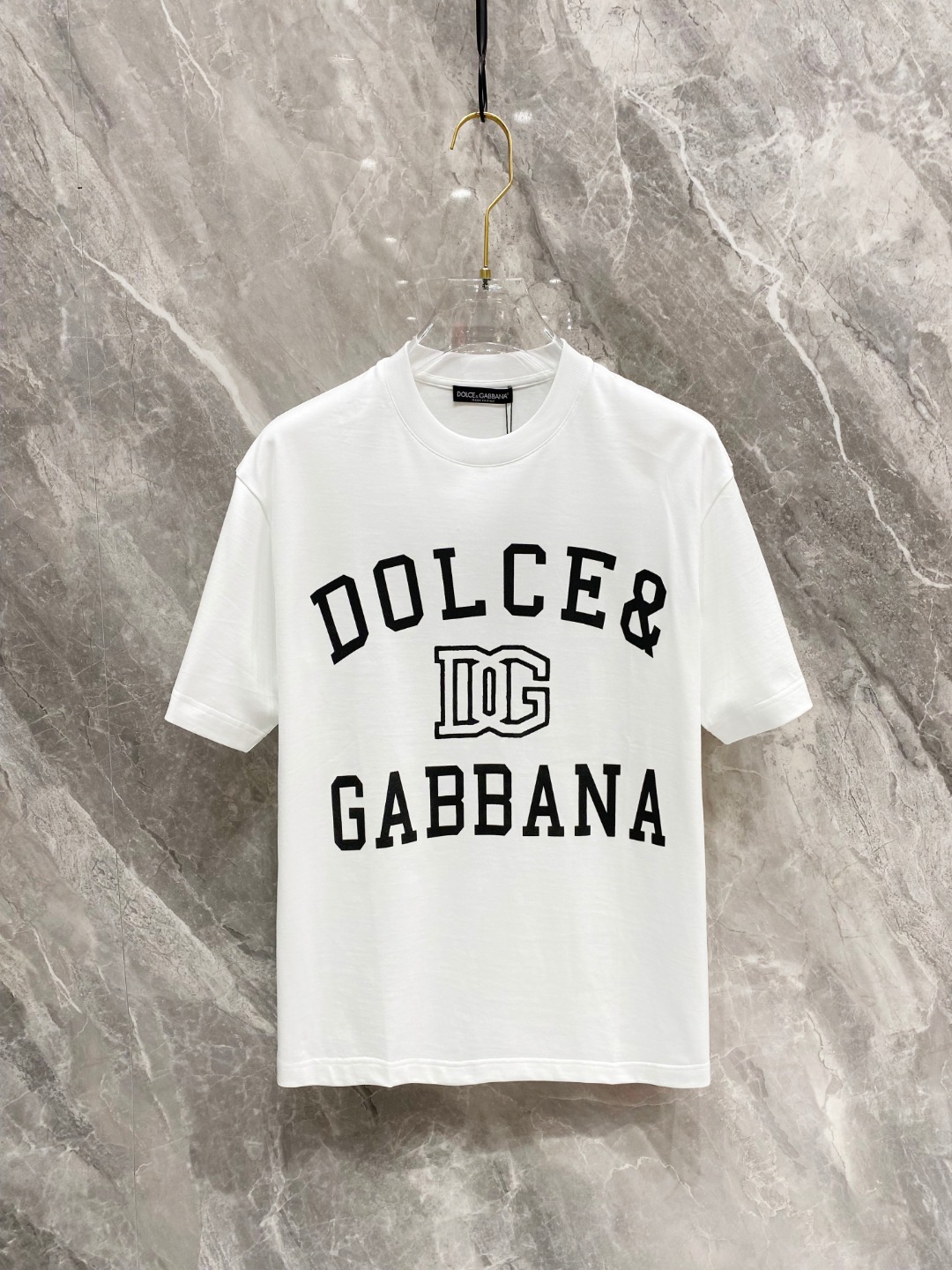 NO:120994,Dolce & Gabbana 2025 spring and summer new style first-time counter latest short-sleeved round-neck T-shirt, high-end customization, avant-garde and fashionable design!  Brand logo heavy craft design, high-end customized mercerated cloud cotton fabric, soft feel, comfortable to wear, exquisite counter-level car line, fine workmanship, invincible and handsome upper body effect!  A must-have item for handsome men!  Color black white Number M-3XL AAA4, Dolce & Gabbana, T-shirt,tees, t-shirt,alexander wang19860909杜嘉班纳 2025春夏新款首发专柜最新款短袖圆领T恤 高端订制 设计前卫时尚！品牌logo重工艺设计 高端定制丝光云朵棉面料.手感柔软.穿着舒适.专柜级别精致车线.做工精细.上身效果无敌帅气！型男必备单品！ 颜色黑色 白色 码数M-3XL AAA4,,Dolce&Gabbana,T-shirt,tees，t-shirt,alexander wang,Men's clothing