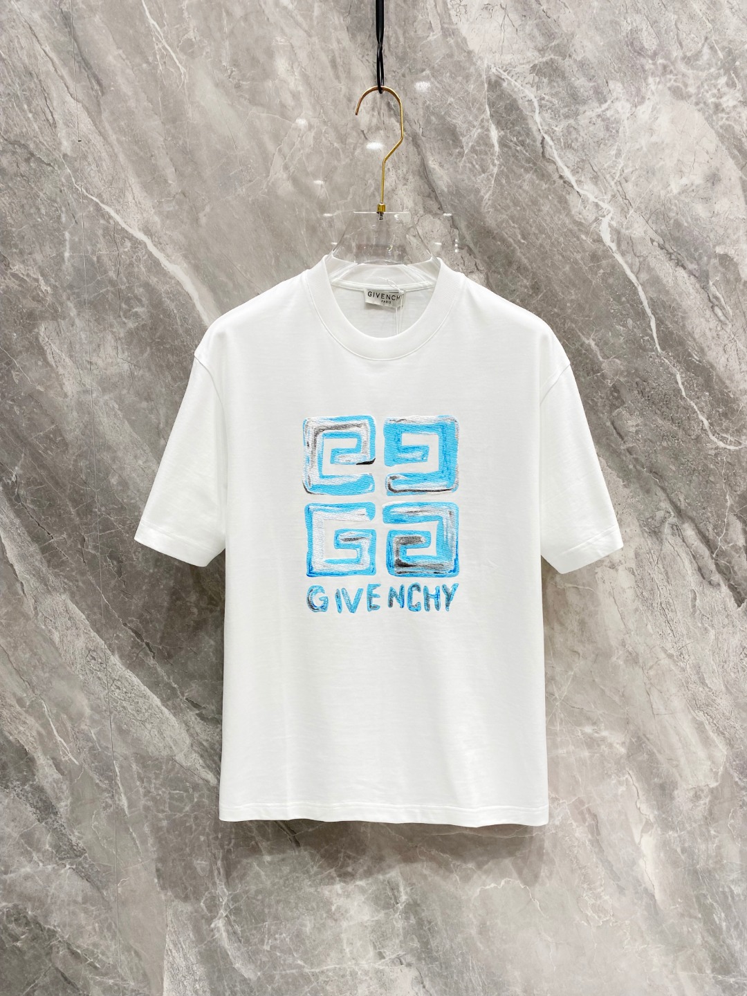 NO:120969,Givenchy's new spring and summer new style in the first counter, the latest short-sleeved round-neck T-shirt, high-end customization, avant-garde and fashionable design!  Brand logo heavy craft design, high-end customized mercerated cloud cotton fabric, soft feel, comfortable to wear, exquisite counter-level car line, fine workmanship, invincible and handsome upper body effect!  A must-have item for handsome men!  Color black white Number M-3XL AAA4, given, T-shirt,tees,t-shirt,alexander wang19860909纪梵希 2025春夏新款首发专柜最新款短袖圆领T恤 高端订制 设计前卫时尚！品牌logo重工艺设计 高端定制丝光云朵棉面料.手感柔软.穿着舒适.专柜级别精致车线.做工精细.上身效果无敌帅气！型男必备单品！ 颜色黑色 白色 码数M-3XL AAA4,,givenchy,T-shirt,tees，t-shirt,alexander wang,Men's clothing