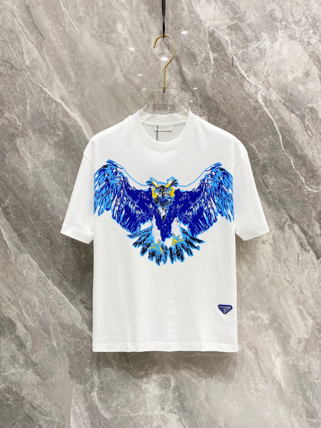 NO:120972,Prada's new spring and summer new style first-time counter latest short-sleeved round-neck T-shirt, high-end customization, avant-garde and fashionable design!  Brand logo heavy craft design, high-end customized mercerated cloud cotton fabric, soft feel, comfortable to wear, exquisite counter-level car line, fine workmanship, invincible and handsome upper body effect!  A must-have item for handsome men!  Color black white Number M-3XL AAA4, prada, T-shirt,tees, t-shirt,alexander wang19860909普拉达 2025春夏新款首发专柜最新款短袖圆领T恤 高端订制 设计前卫时尚！品牌logo重工艺设计 高端定制丝光云朵棉面料.手感柔软.穿着舒适.专柜级别精致车线.做工精细.上身效果无敌帅气！型男必备单品！ 颜色黑色 白色 码数M-3XL AAA4,,prada,T-shirt,tees，t-shirt,alexander wang,Men's clothing