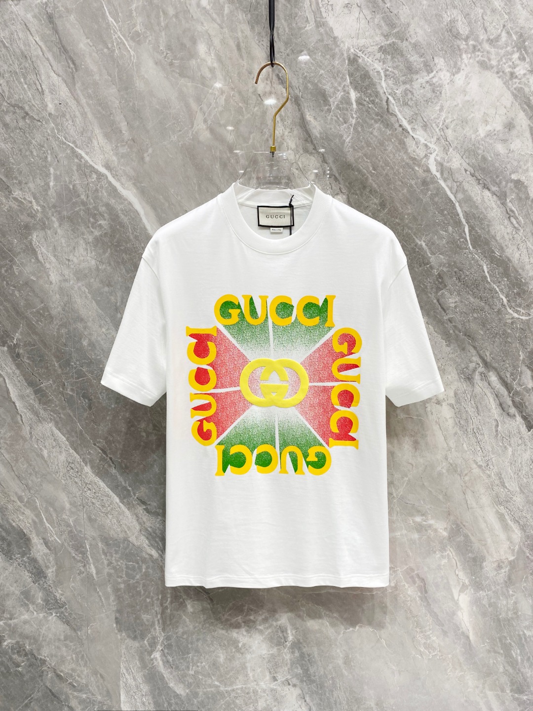 NO:120975,Gucci's new spring and summer new style first-time counter latest short-sleeved round-neck T-shirt, high-end customization, avant-garde and fashionable design!  Brand logo heavy craft design, high-end customized mercerated cloud cotton fabric, soft feel, comfortable to wear, exquisite counter-level car line, fine workmanship, invincible and handsome upper body effect!  A must-have item for handsome men!  Color black white Number M-3XL AAA4, gucci, T-shirt,tees, t-shirt,alexander wang19860909古驰 2025春夏新款首发专柜最新款短袖圆领T恤 高端订制 设计前卫时尚！品牌logo重工艺设计 高端定制丝光云朵棉面料.手感柔软.穿着舒适.专柜级别精致车线.做工精细.上身效果无敌帅气！型男必备单品！ 颜色黑色 白色 码数M-3XL AAA4,,gucci,T-shirt,tees，t-shirt,alexander wang,Men's clothing