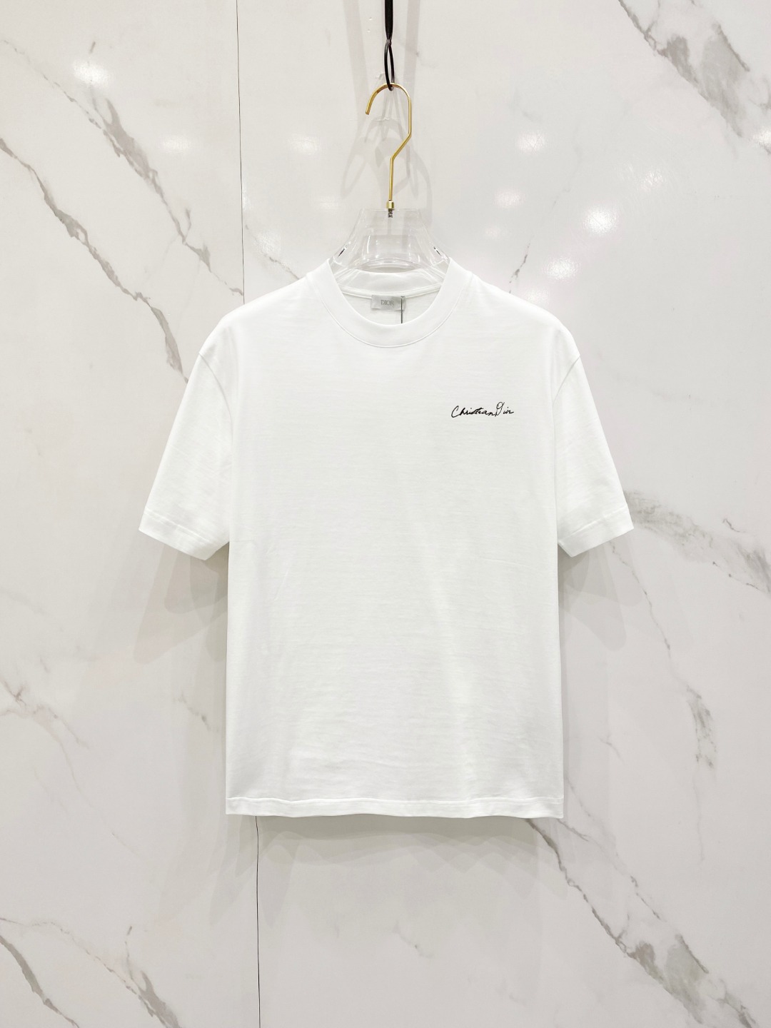 NO:453840,Dior's new spring and summer new first-time counter latest short-sleeved round-neck T-shirt, high-end customization, avant-garde and fashionable design!  Brand logo heavy craft design, high-end customized mercerated cloud cotton fabric, soft feel, comfortable to wear, exquisite counter-level car line, fine workmanship, invincible and handsome upper body effect!  A must-have item for handsome men!  Color black white Number M-3XL AAA5,,dior,T-shirt,tees,t-shirt,alexander wang19860909迪奥春夏新款首发专柜最新款短袖圆领T恤 高端订制 设计前卫时尚！品牌logo重工艺设计 高端定制丝光云朵棉面料.手感柔软.穿着舒适.专柜级别精致车线.做工精细.上身效果无敌帅气！型男必备单品！ 颜色黑色 白色 码数M-3XL AAA5,,dior,T-shirt,tees，t-shirt,alexander wang,Men's clothing