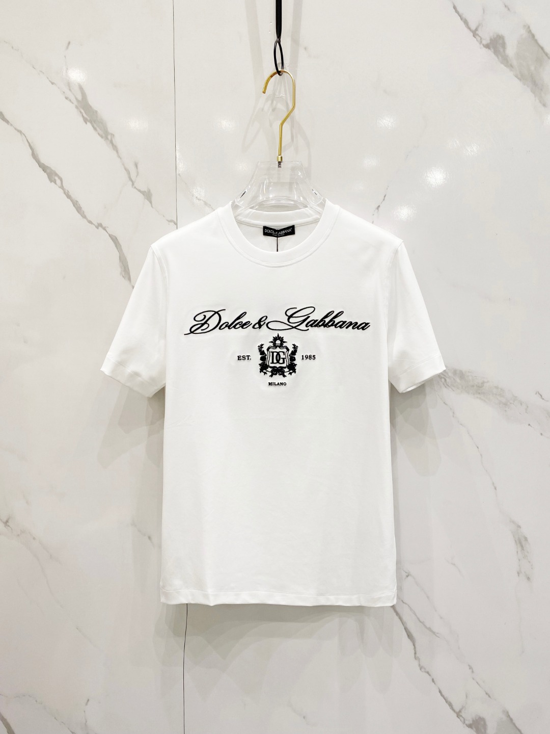 NO:453845,Dolce & Gabbana's new spring and summer first-time counter latest short-sleeved round-neck T-shirt, high-end customization, avant-garde and fashionable design!  Brand logo heavy craft design, high-end customized mercerated cloud cotton fabric, soft feel, comfortable to wear, exquisite counter-level car line, fine workmanship, invincible and handsome upper body effect!  A must-have item for handsome men!  Color black white Number of code M-3XL AAA5, Dolce & Gabbana, T-shirt,tees, t-shirt,alexander wang19860909杜嘉班纳春夏新款首发专柜最新款短袖圆领T恤 高端订制 设计前卫时尚！品牌logo重工艺设计 高端定制丝光云朵棉面料.手感柔软.穿着舒适.专柜级别精致车线.做工精细.上身效果无敌帅气！型男必备单品！ 颜色黑色 白色 码数M-3XL AAA5,,Dolce&Gabbana,T-shirt,tees，t-shirt,alexander wang,Men's clothing