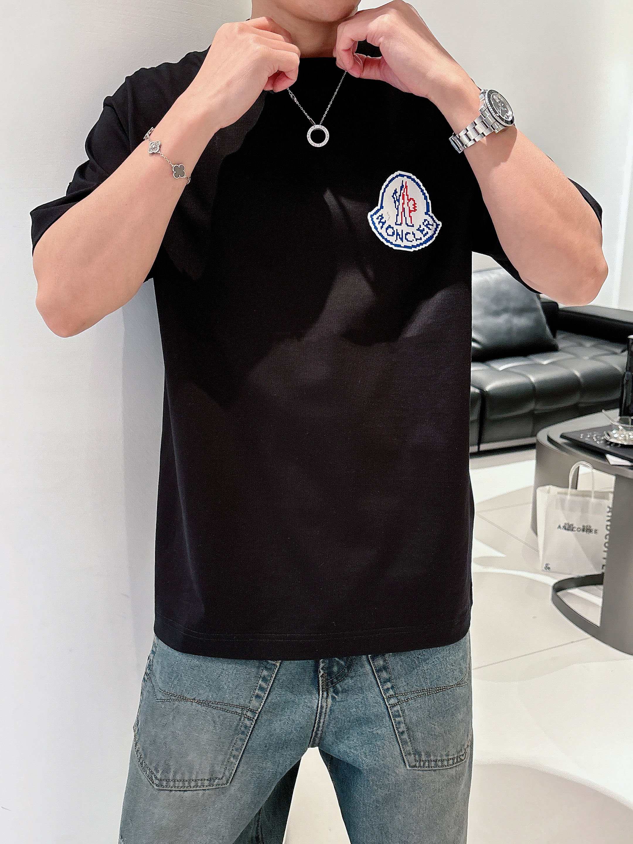    蒙口 2025春夏新款首发专柜最新款短袖圆领T恤 高端订制 设计前卫时尚！品牌logo重工艺设计 