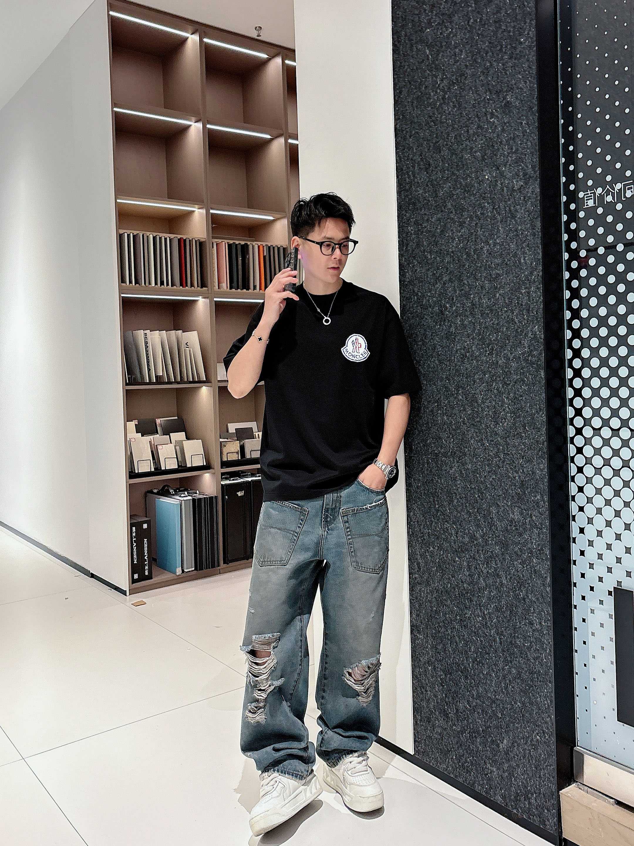   蒙口 2025春夏新款首发专柜最新款短袖圆领T恤 高端订制 设计前卫时尚！品牌logo重工艺设计 