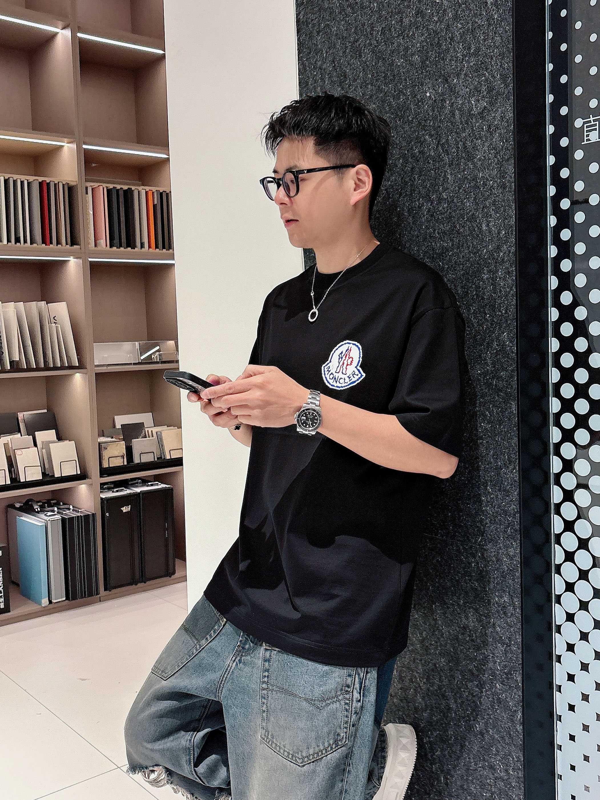    蒙口 2025春夏新款首发专柜最新款短袖圆领T恤 高端订制 设计前卫时尚！品牌logo重工艺设计 
