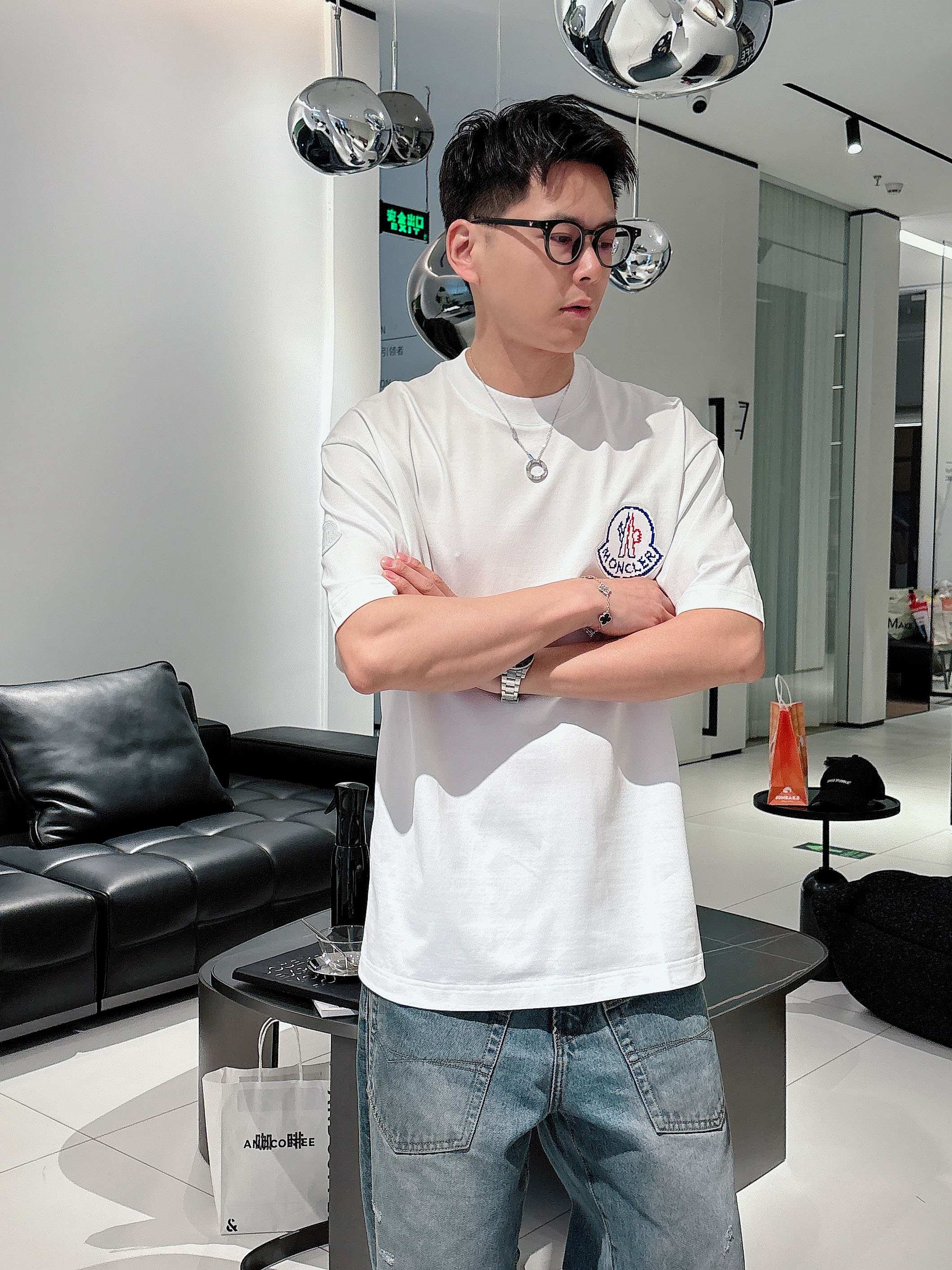    蒙口 2025春夏新款首发专柜最新款短袖圆领T恤 高端订制 设计前卫时尚！品牌logo重工艺设计 