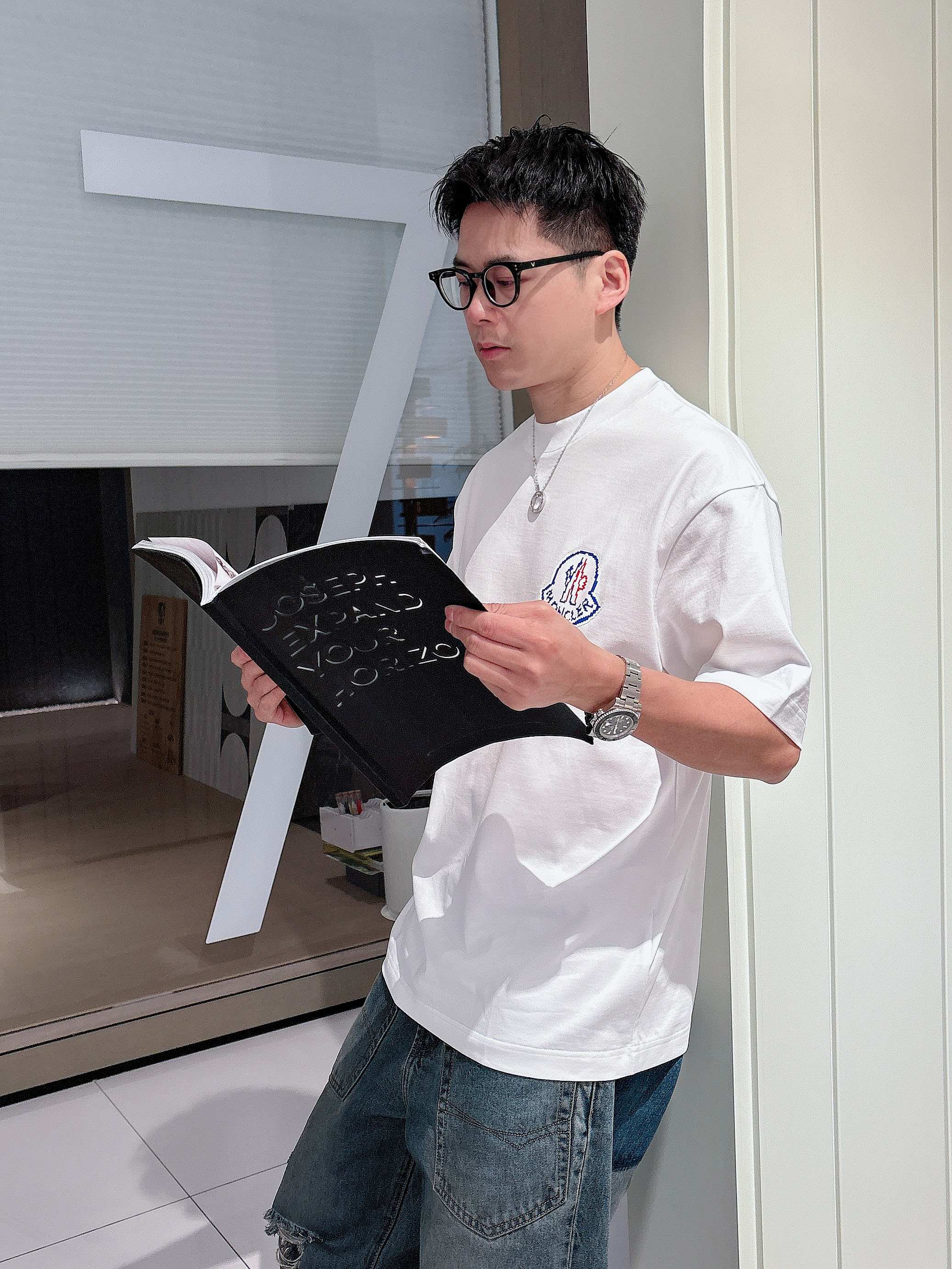    蒙口 2025春夏新款首发专柜最新款短袖圆领T恤 高端订制 设计前卫时尚！品牌logo重工艺设计 