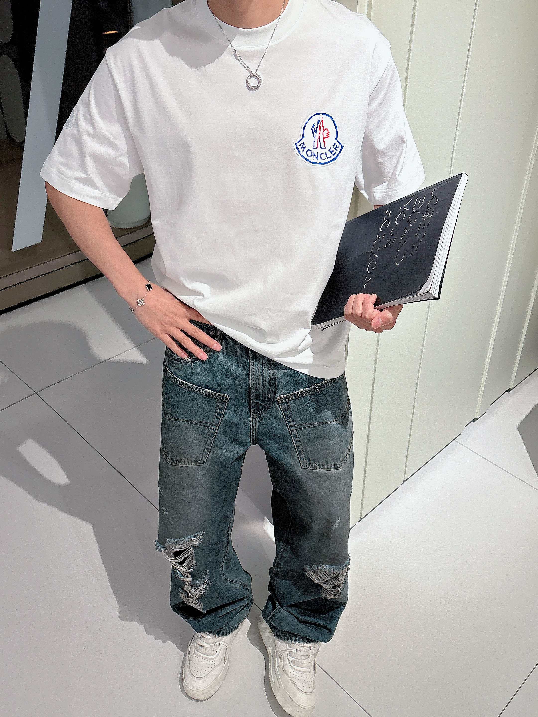    蒙口 2025春夏新款首发专柜最新款短袖圆领T恤 高端订制 设计前卫时尚！品牌logo重工艺设计 
