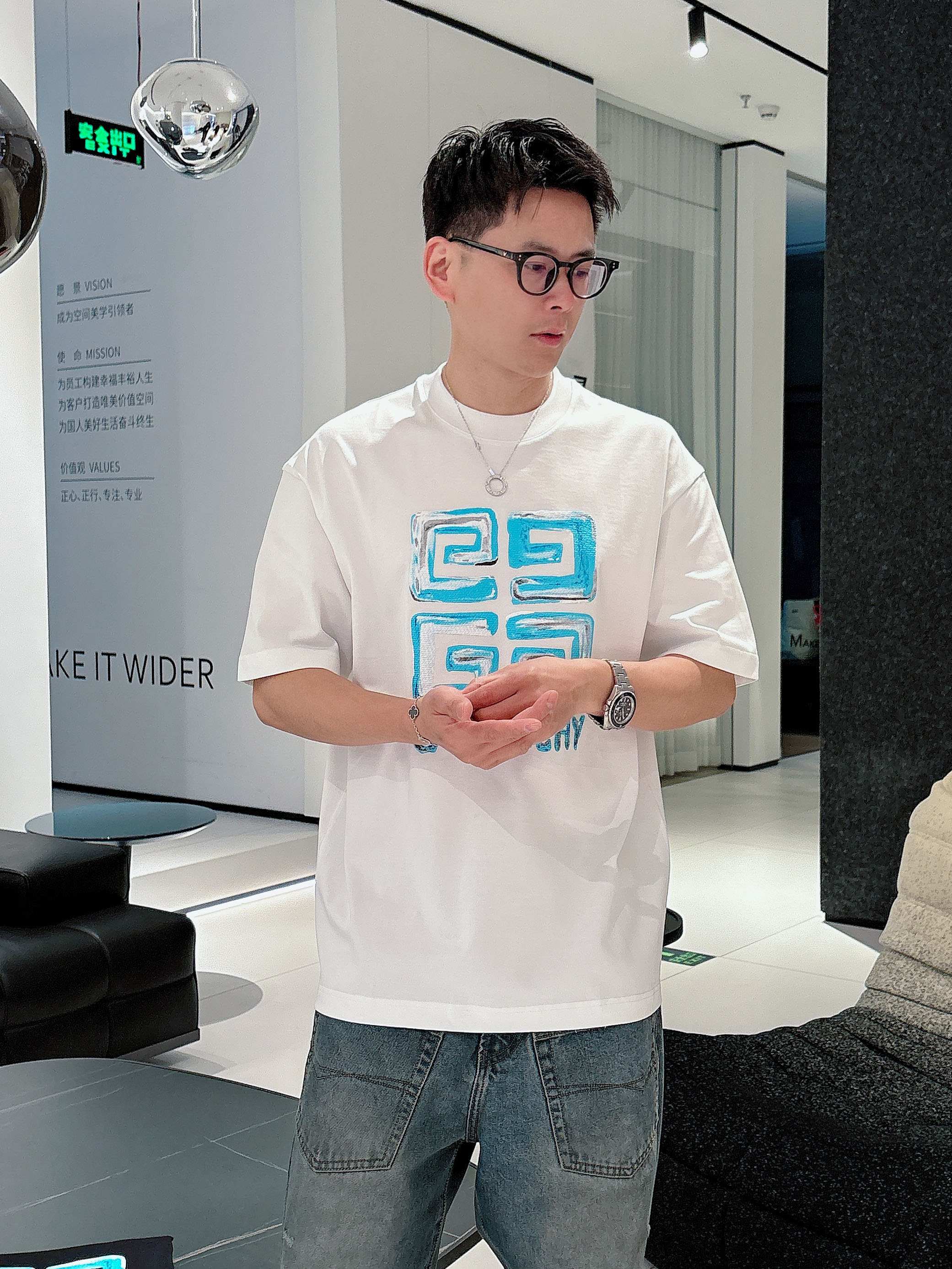    纪梵希 2025春夏新款首发专柜最新款短袖圆领T恤 高端订制 设计前卫时尚！品牌logo重工艺设计