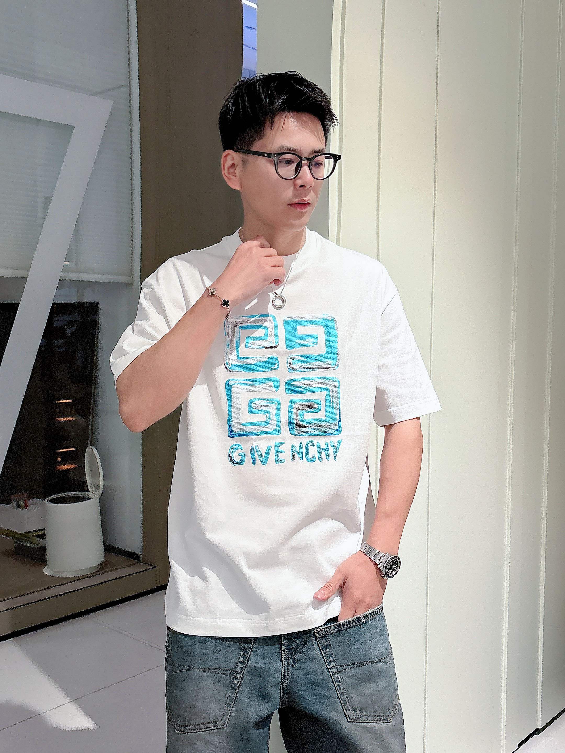    纪梵希 2025春夏新款首发专柜最新款短袖圆领T恤 高端订制 设计前卫时尚！品牌logo重工艺设计