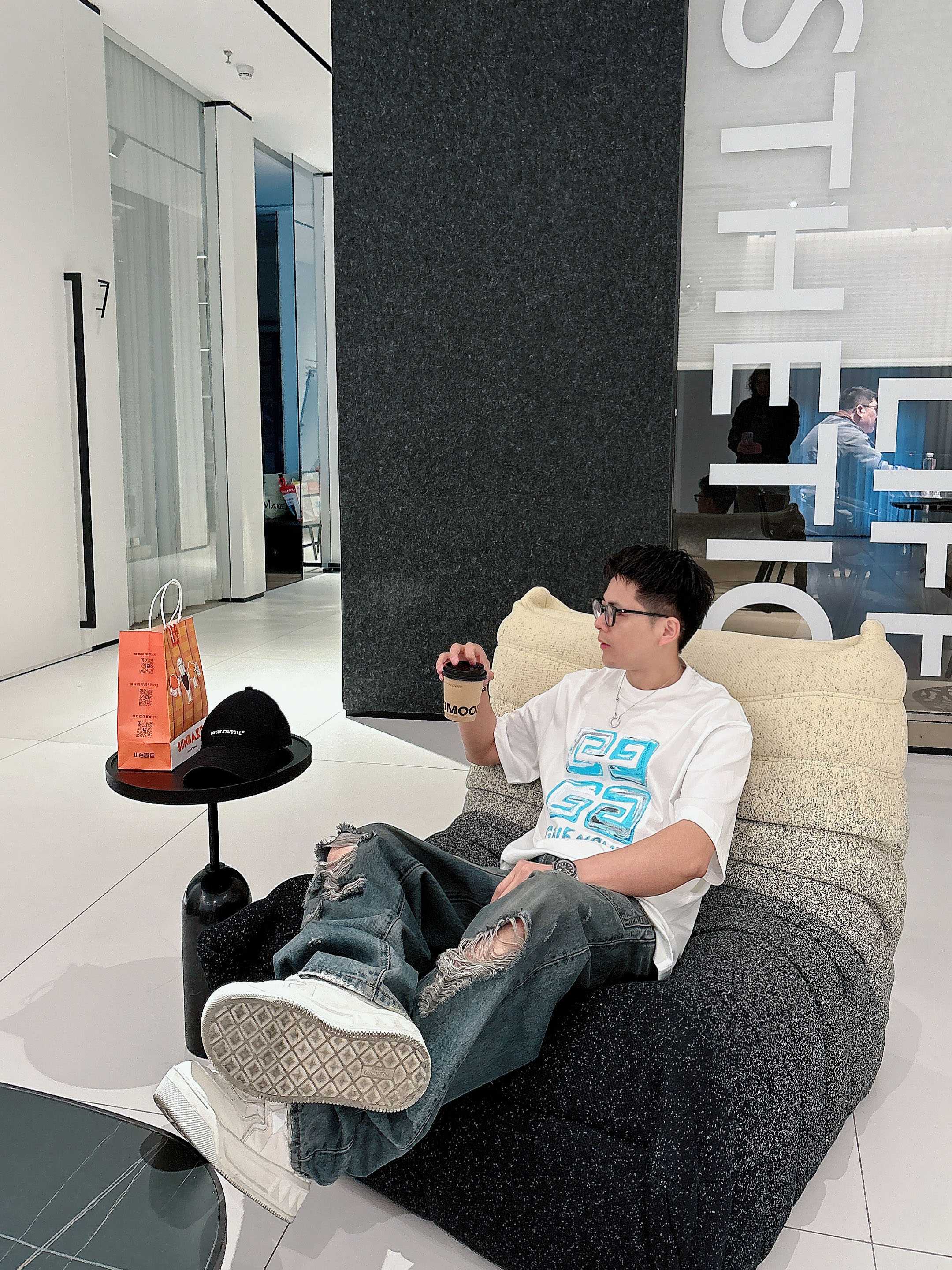    纪梵希 2025春夏新款首发专柜最新款短袖圆领T恤 高端订制 设计前卫时尚！品牌logo重工艺设计