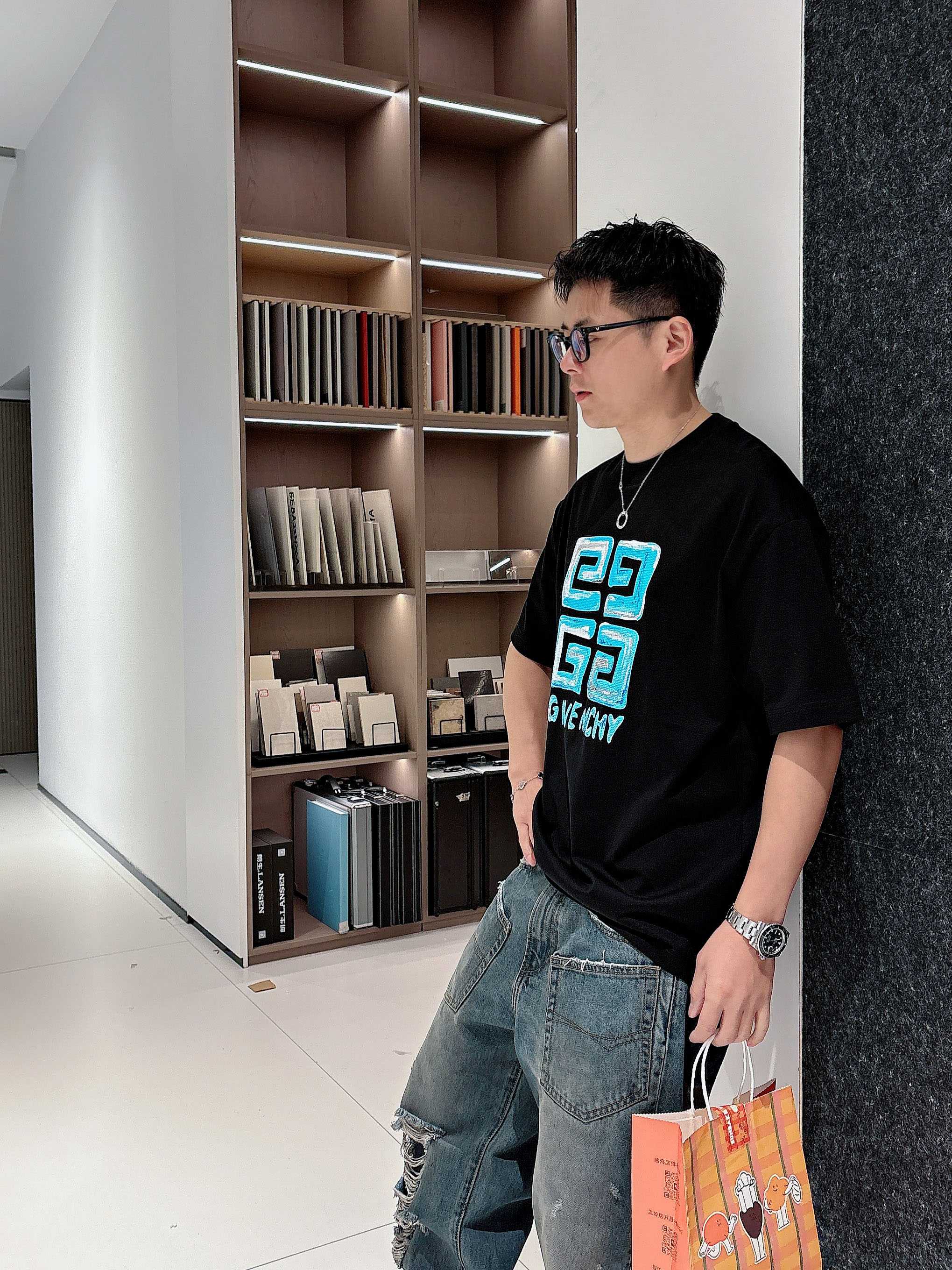    纪梵希 2025春夏新款首发专柜最新款短袖圆领T恤 高端订制 设计前卫时尚！品牌logo重工艺设计