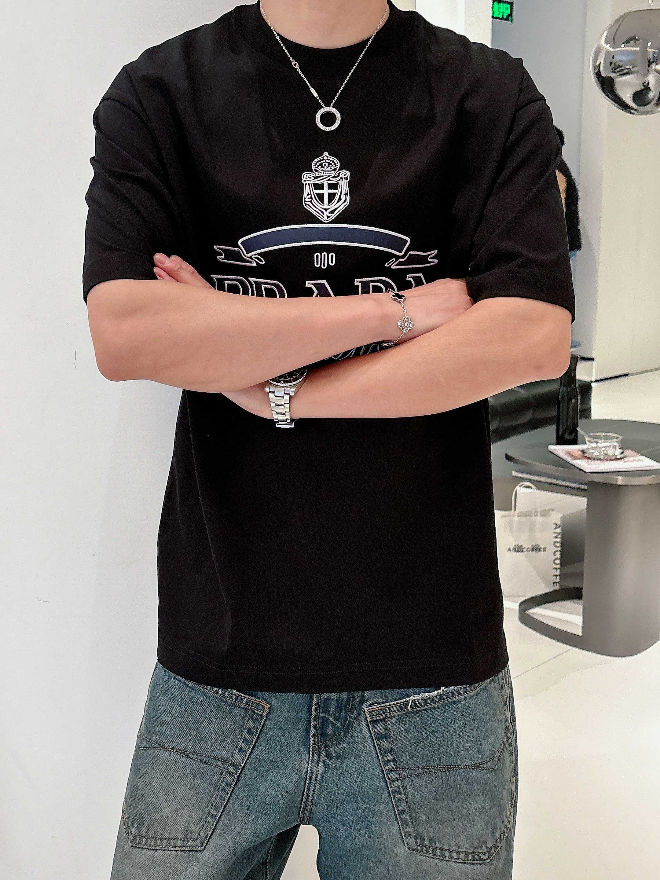    普拉达 2025春夏新款首发专柜最新款短袖圆领T恤 高端订制 设计前卫时尚！品牌logo重工艺设计