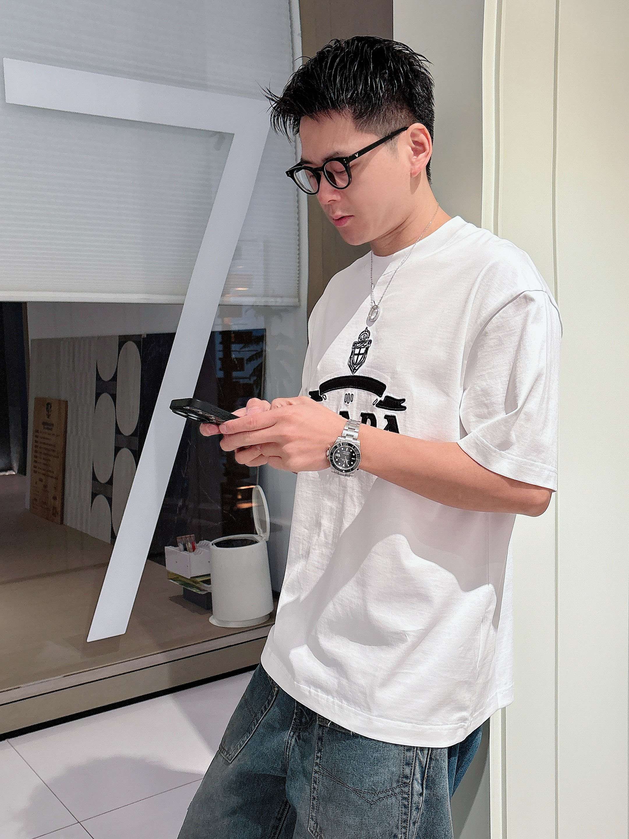    普拉达 2025春夏新款首发专柜最新款短袖圆领T恤 高端订制 设计前卫时尚！品牌logo重工艺设计