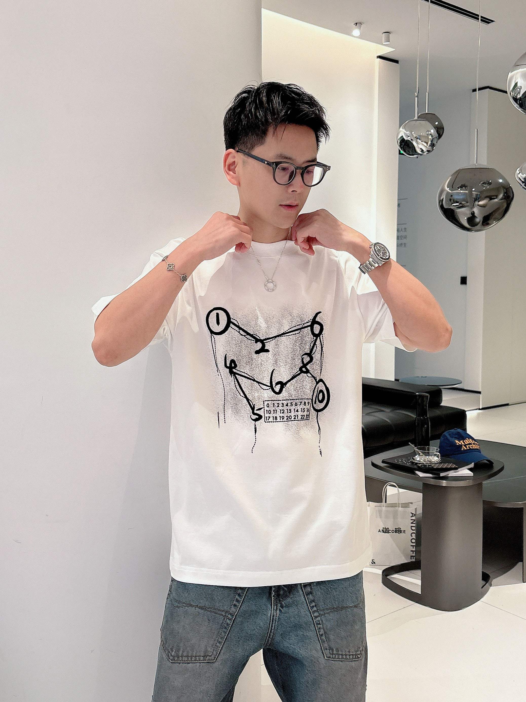    马吉拉 2025春夏新款首发专柜最新款短袖圆领T恤 高端订制 设计前卫时尚！品牌logo重工艺设计
