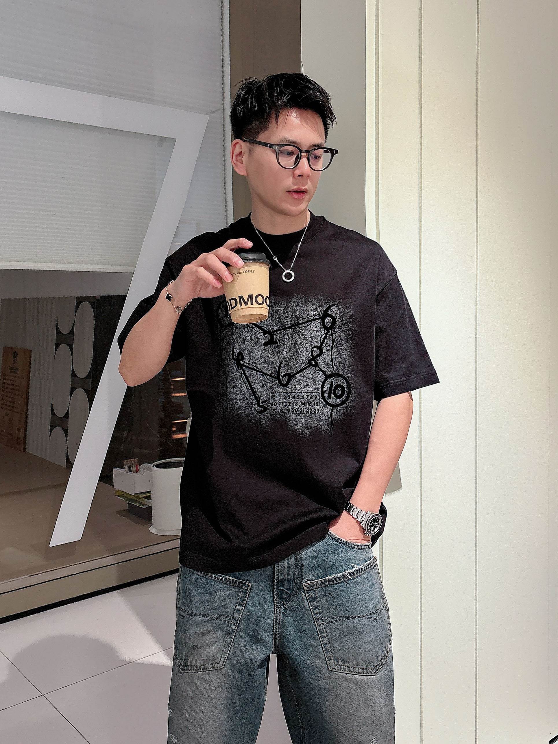    马吉拉 2025春夏新款首发专柜最新款短袖圆领T恤 高端订制 设计前卫时尚！品牌logo重工艺设计