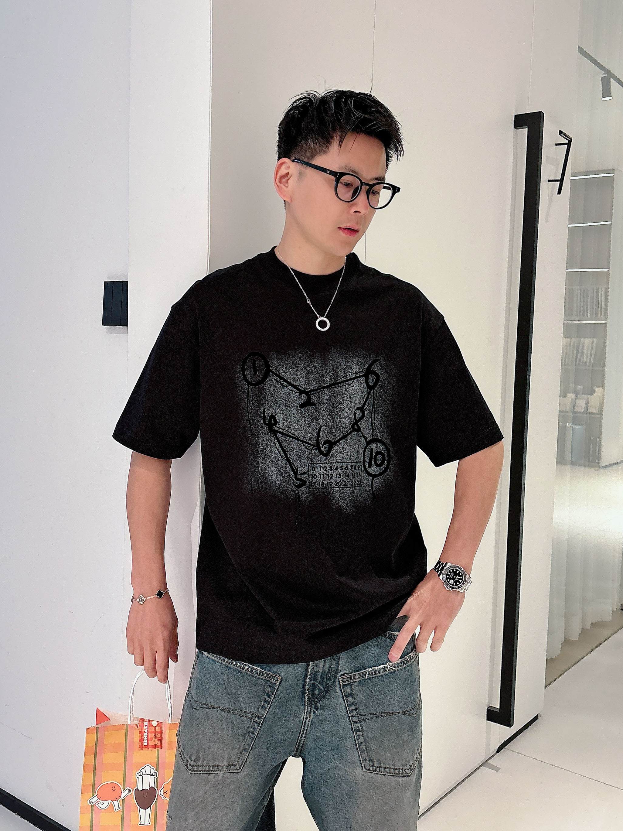    马吉拉 2025春夏新款首发专柜最新款短袖圆领T恤 高端订制 设计前卫时尚！品牌logo重工艺设计