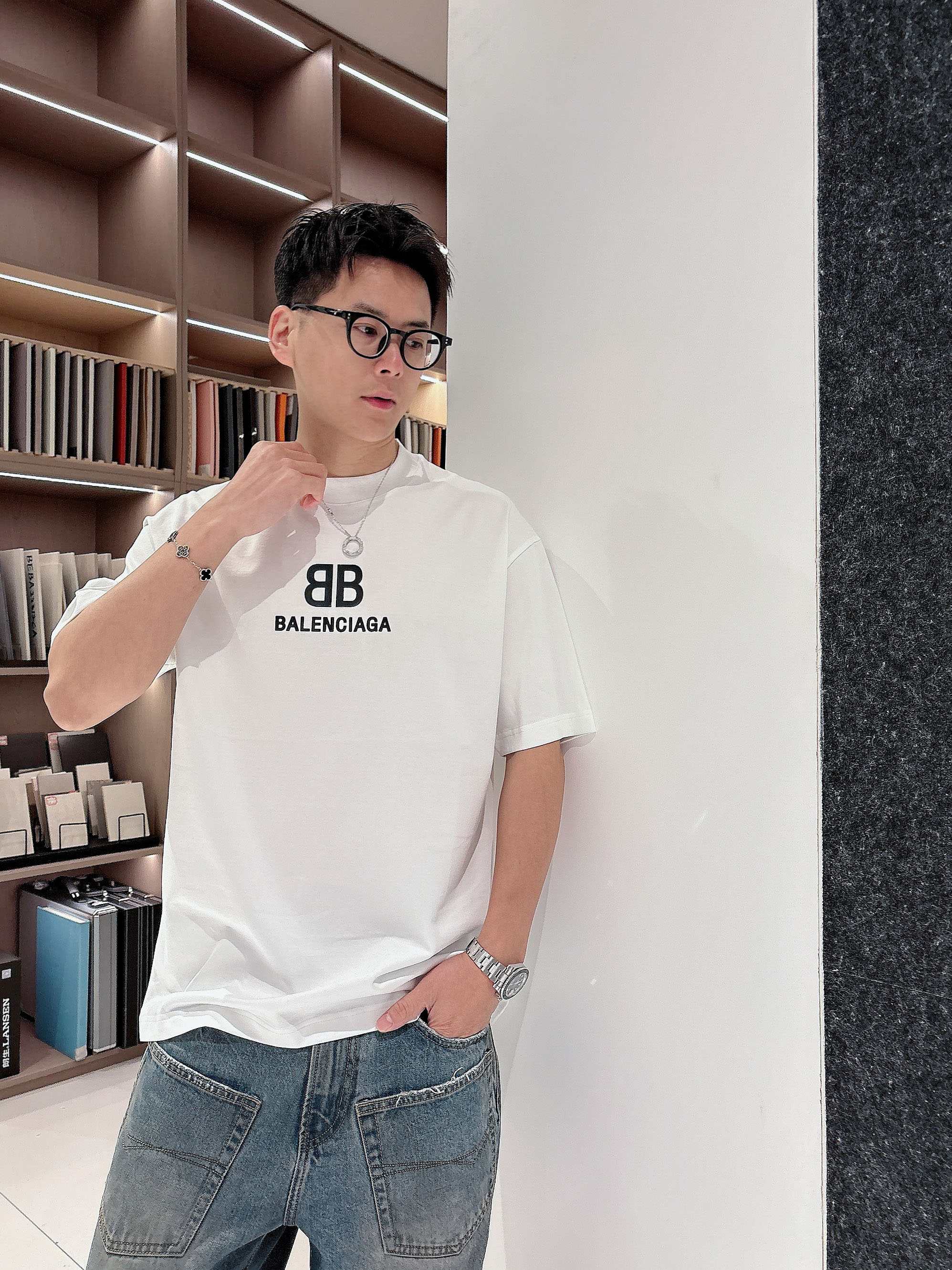    巴黎世家 2025春夏新款首发专柜最新款短袖圆领T恤 高端订制 设计前卫时尚！品牌logo重工艺设