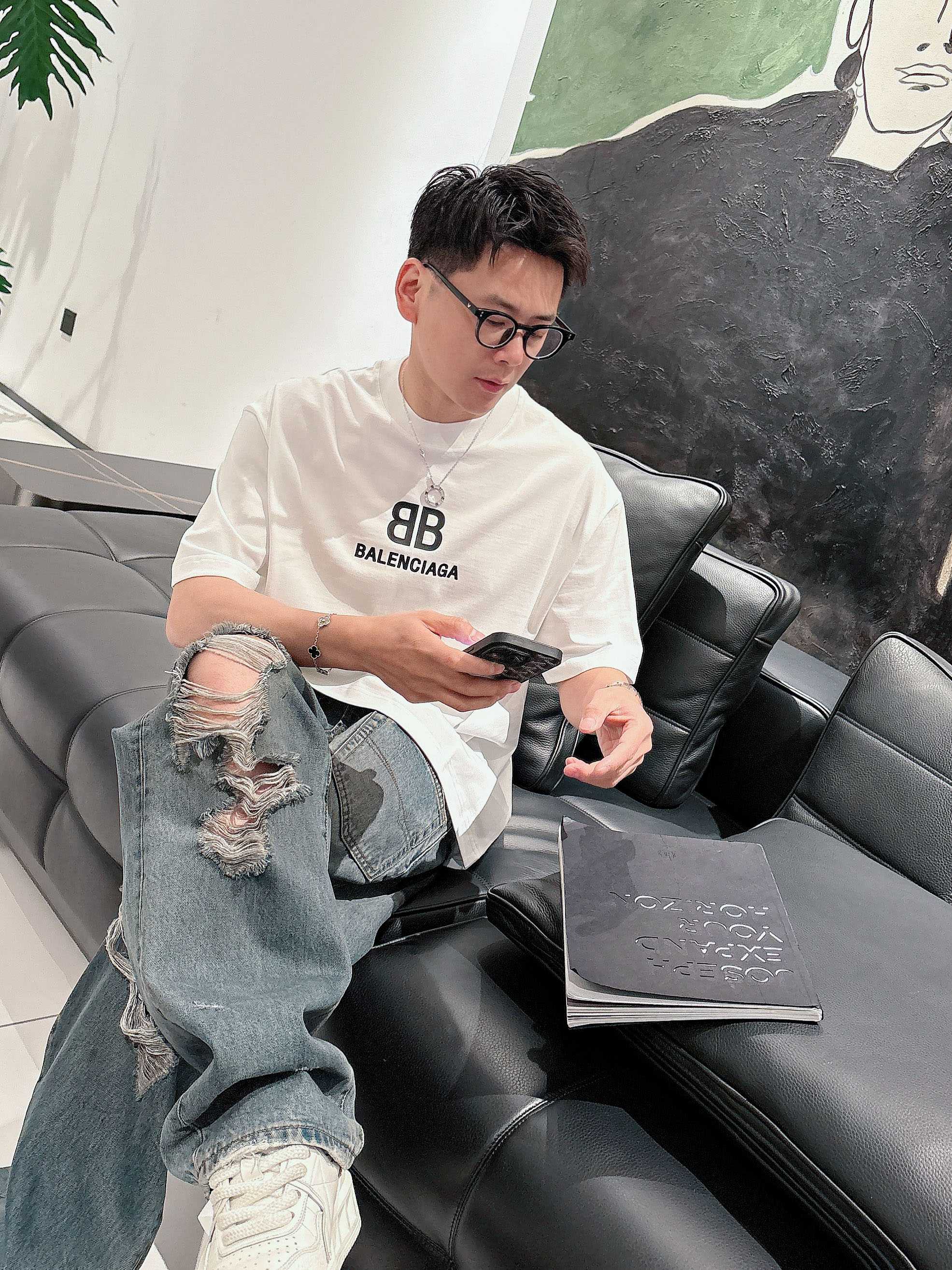    巴黎世家 2025春夏新款首发专柜最新款短袖圆领T恤 高端订制 设计前卫时尚！品牌logo重工艺设