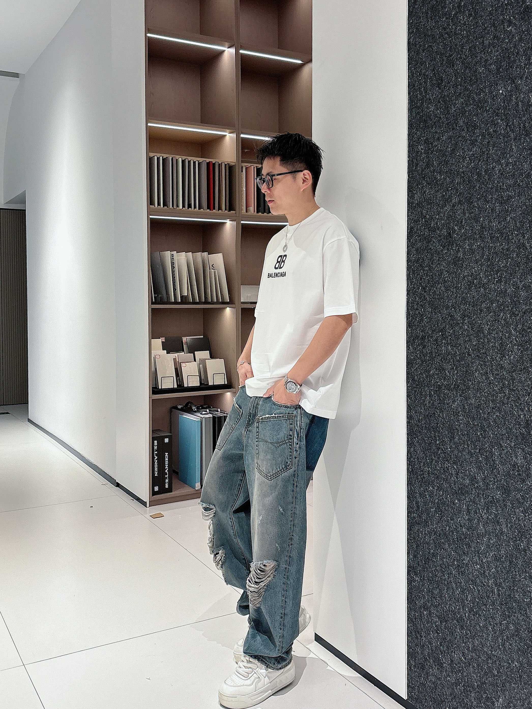    巴黎世家 2025春夏新款首发专柜最新款短袖圆领T恤 高端订制 设计前卫时尚！品牌logo重工艺设