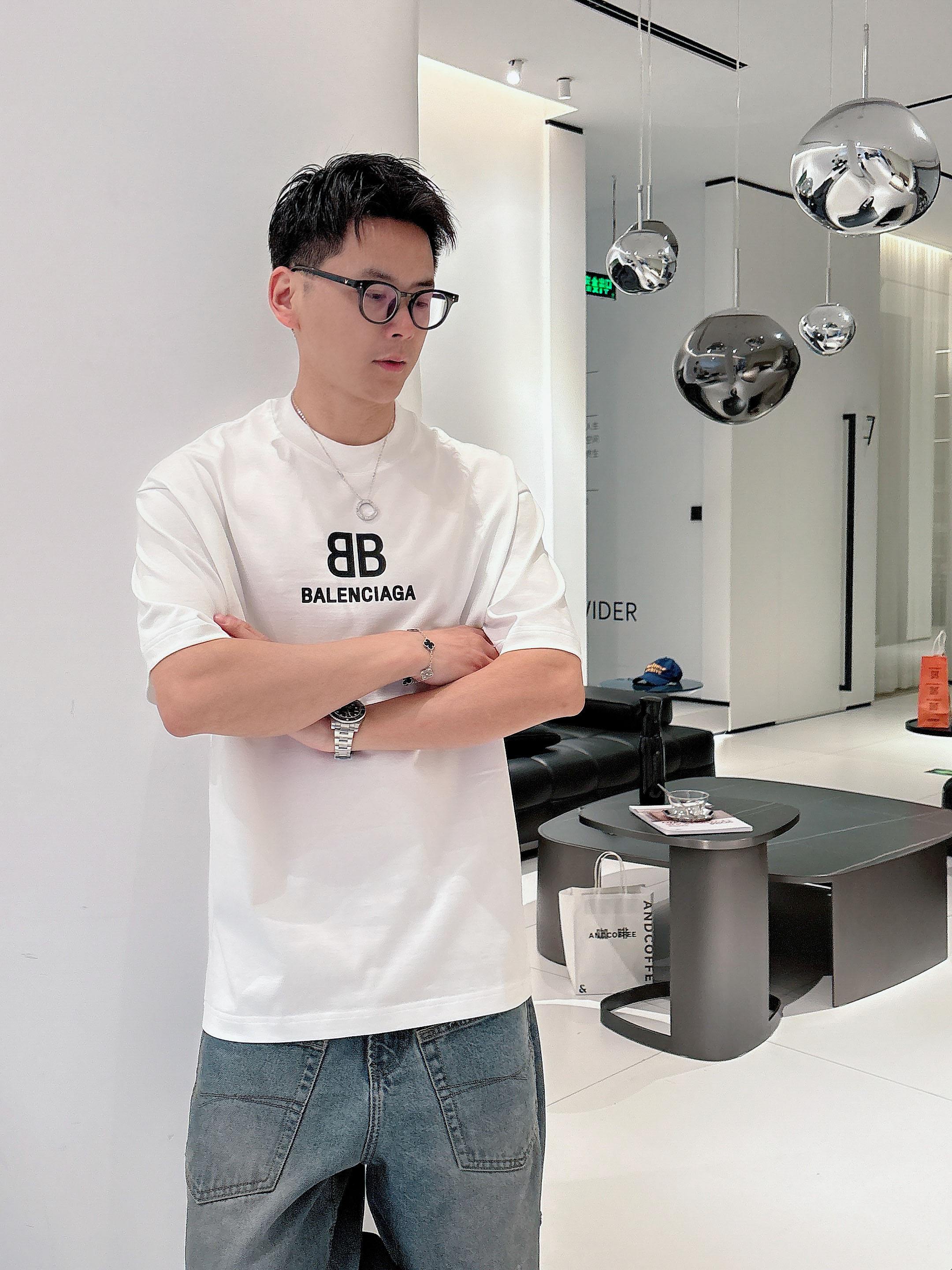    巴黎世家 2025春夏新款首发专柜最新款短袖圆领T恤 高端订制 设计前卫时尚！品牌logo重工艺设