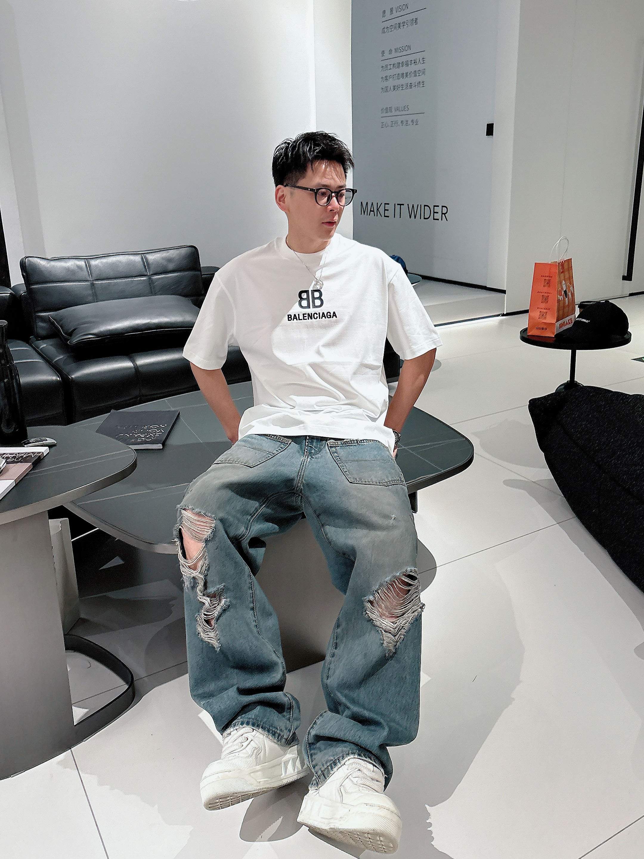    巴黎世家 2025春夏新款首发专柜最新款短袖圆领T恤 高端订制 设计前卫时尚！品牌logo重工艺设