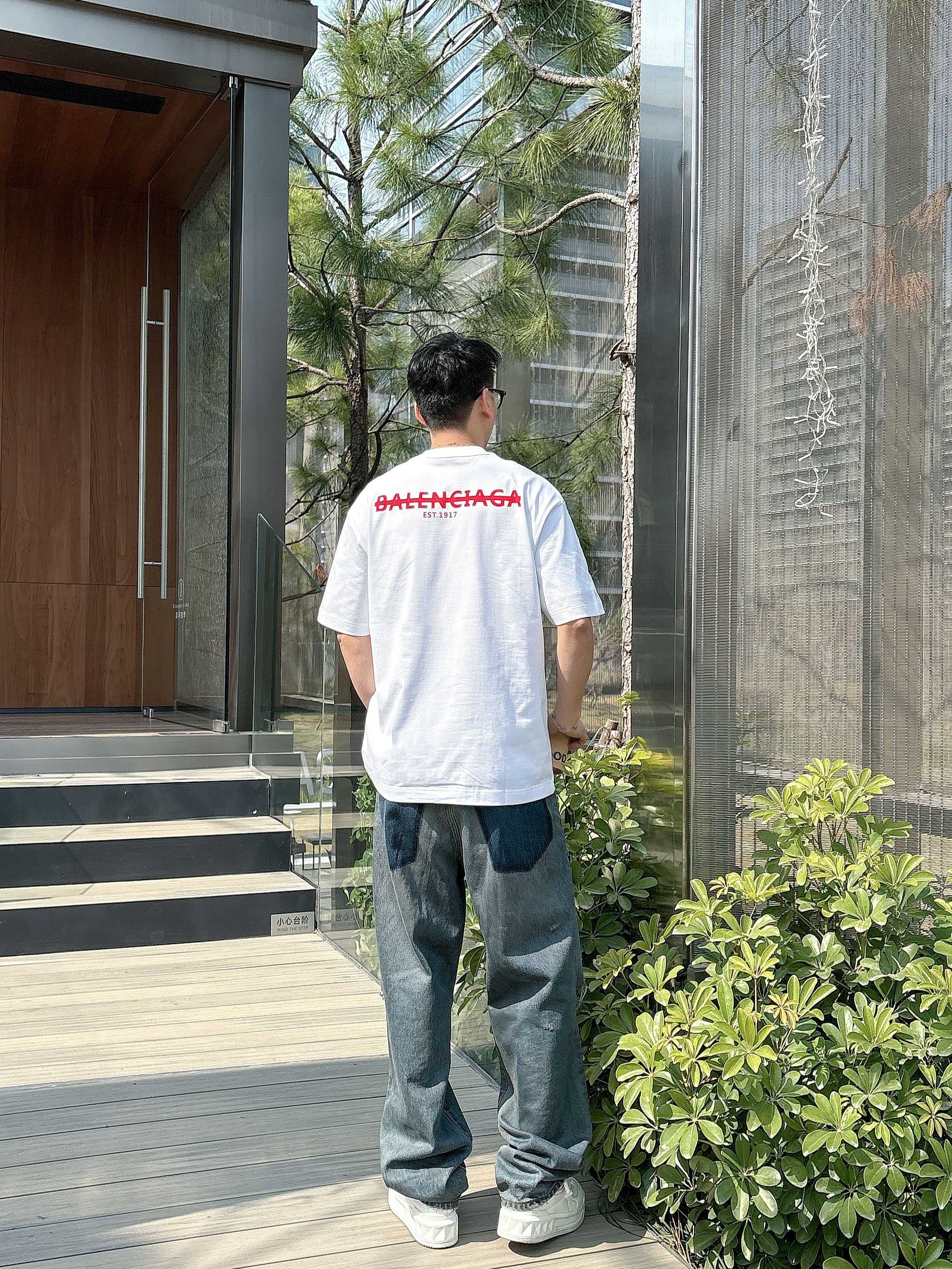    巴黎世家 2025春夏新款首发专柜最新款短袖圆领T恤 高端订制 设计前卫时尚！品牌logo重工艺设