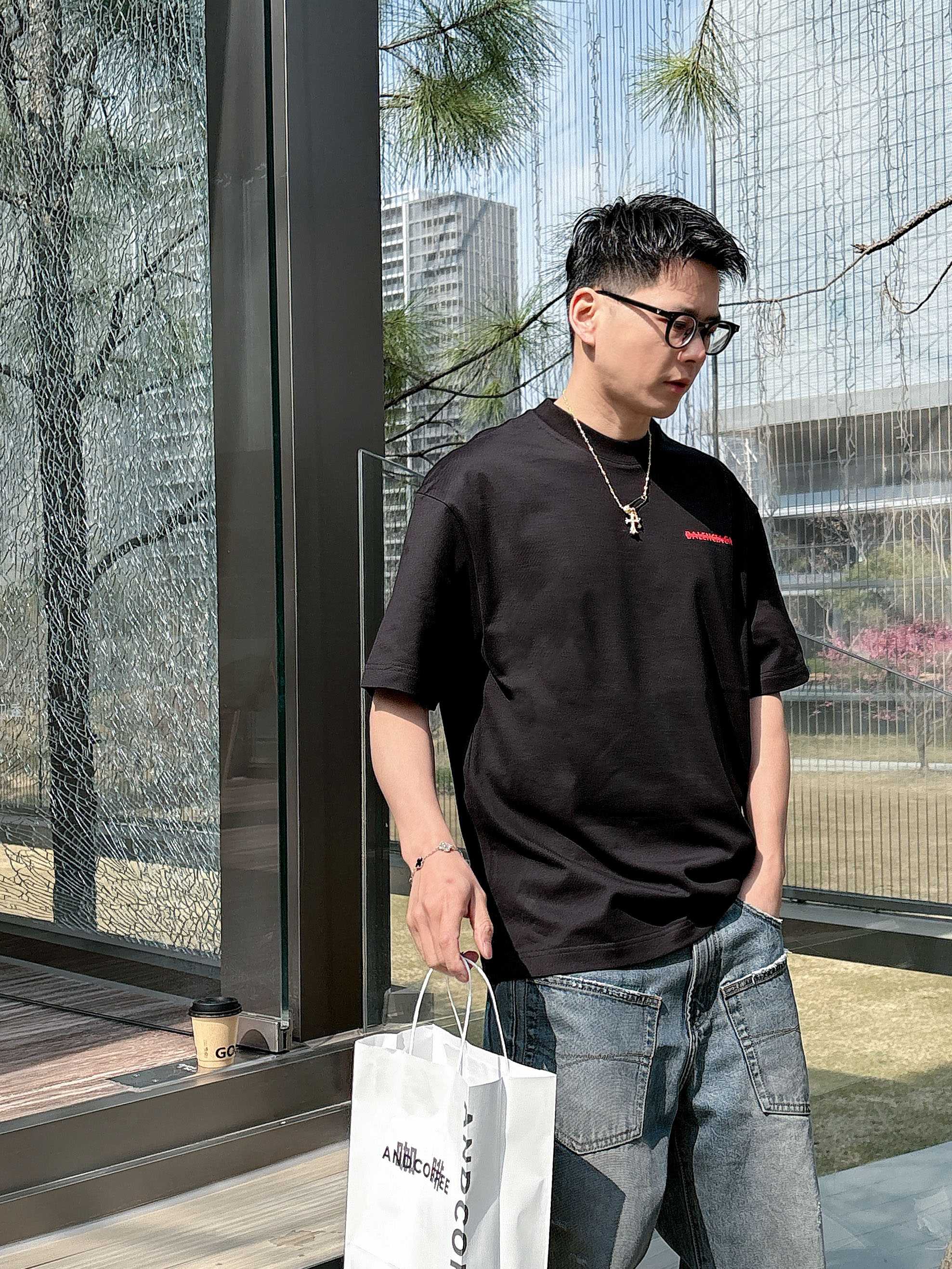    巴黎世家 2025春夏新款首发专柜最新款短袖圆领T恤 高端订制 设计前卫时尚！品牌logo重工艺设