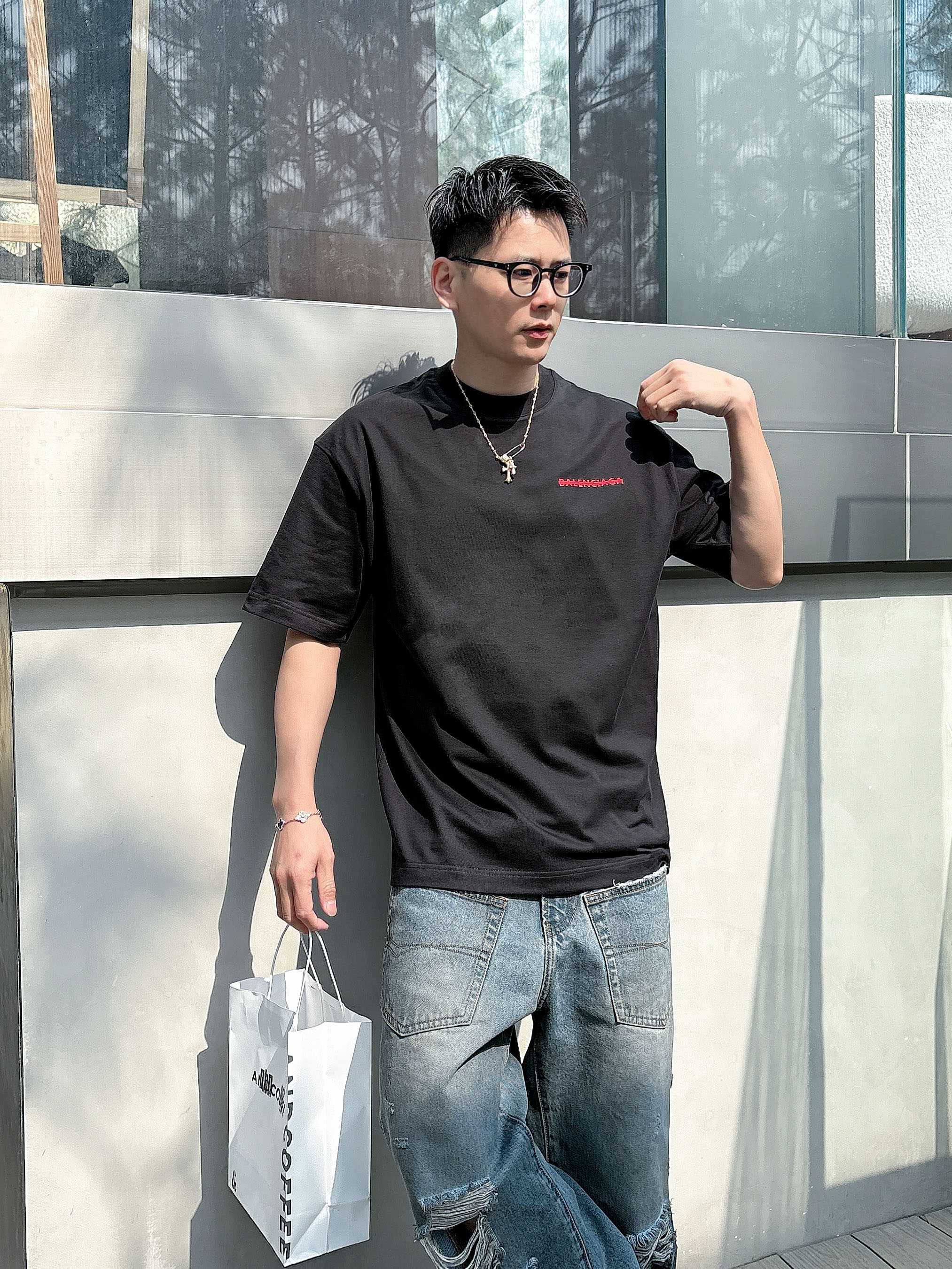    巴黎世家 2025春夏新款首发专柜最新款短袖圆领T恤 高端订制 设计前卫时尚！品牌logo重工艺设