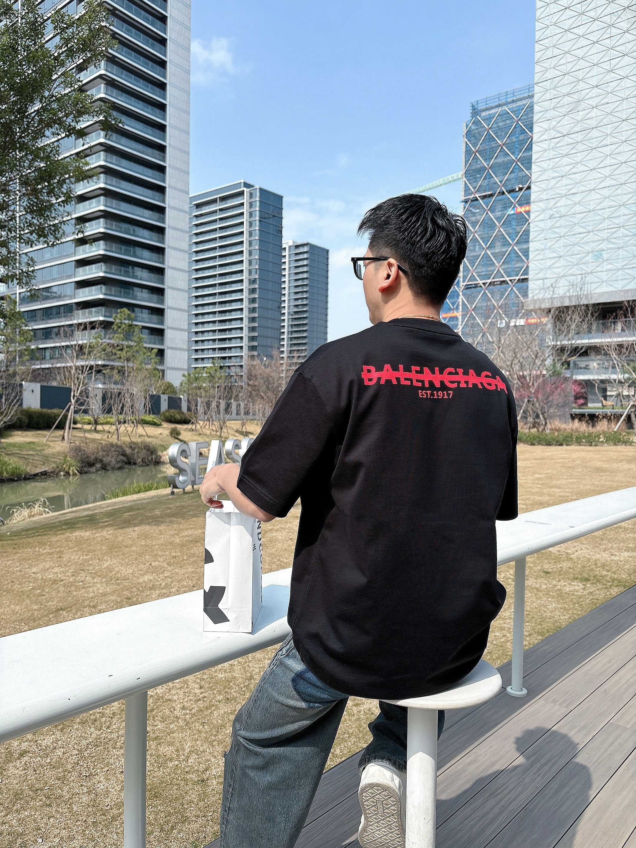    巴黎世家 2025春夏新款首发专柜最新款短袖圆领T恤 高端订制 设计前卫时尚！品牌logo重工艺设