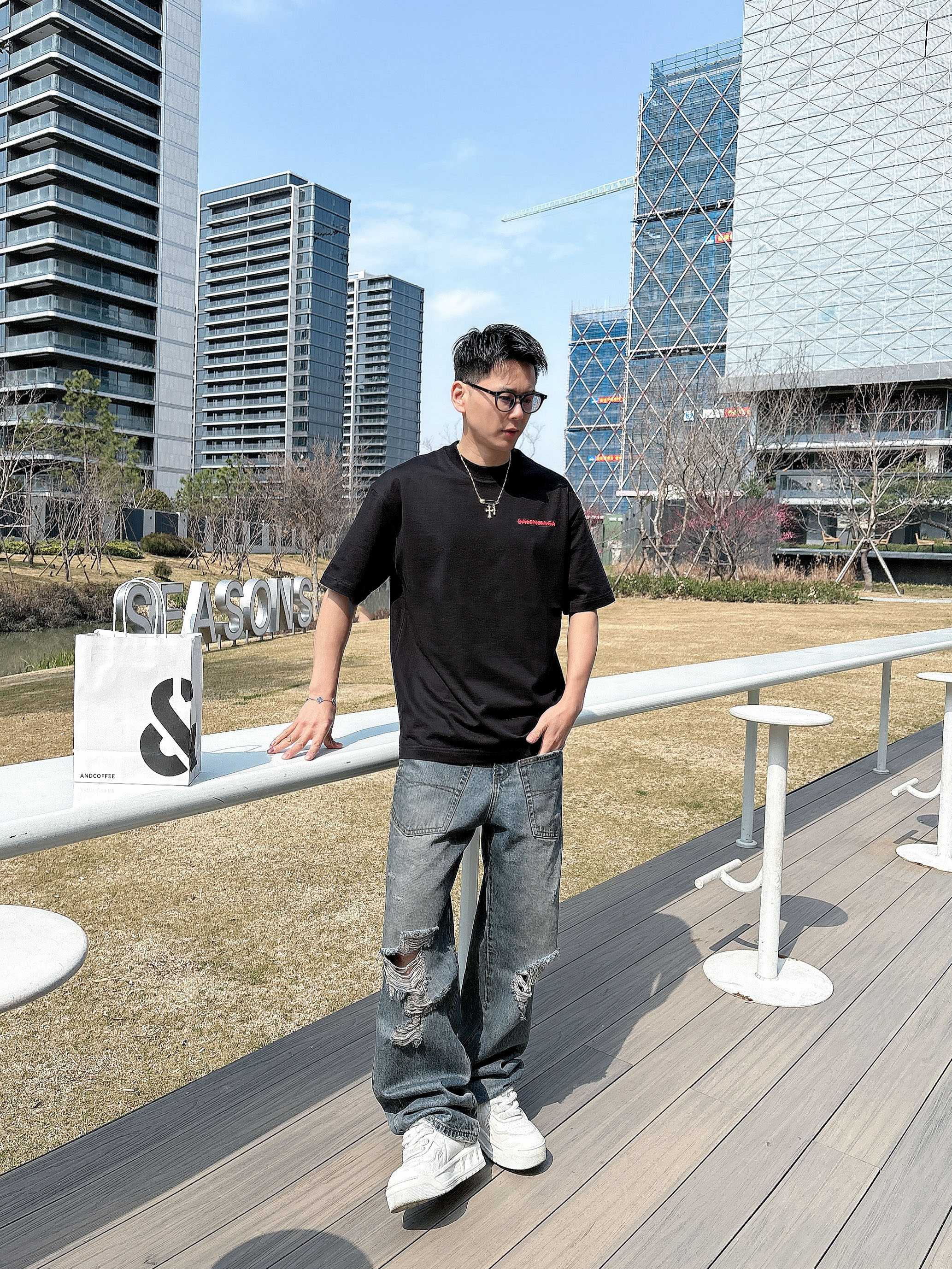    巴黎世家 2025春夏新款首发专柜最新款短袖圆领T恤 高端订制 设计前卫时尚！品牌logo重工艺设