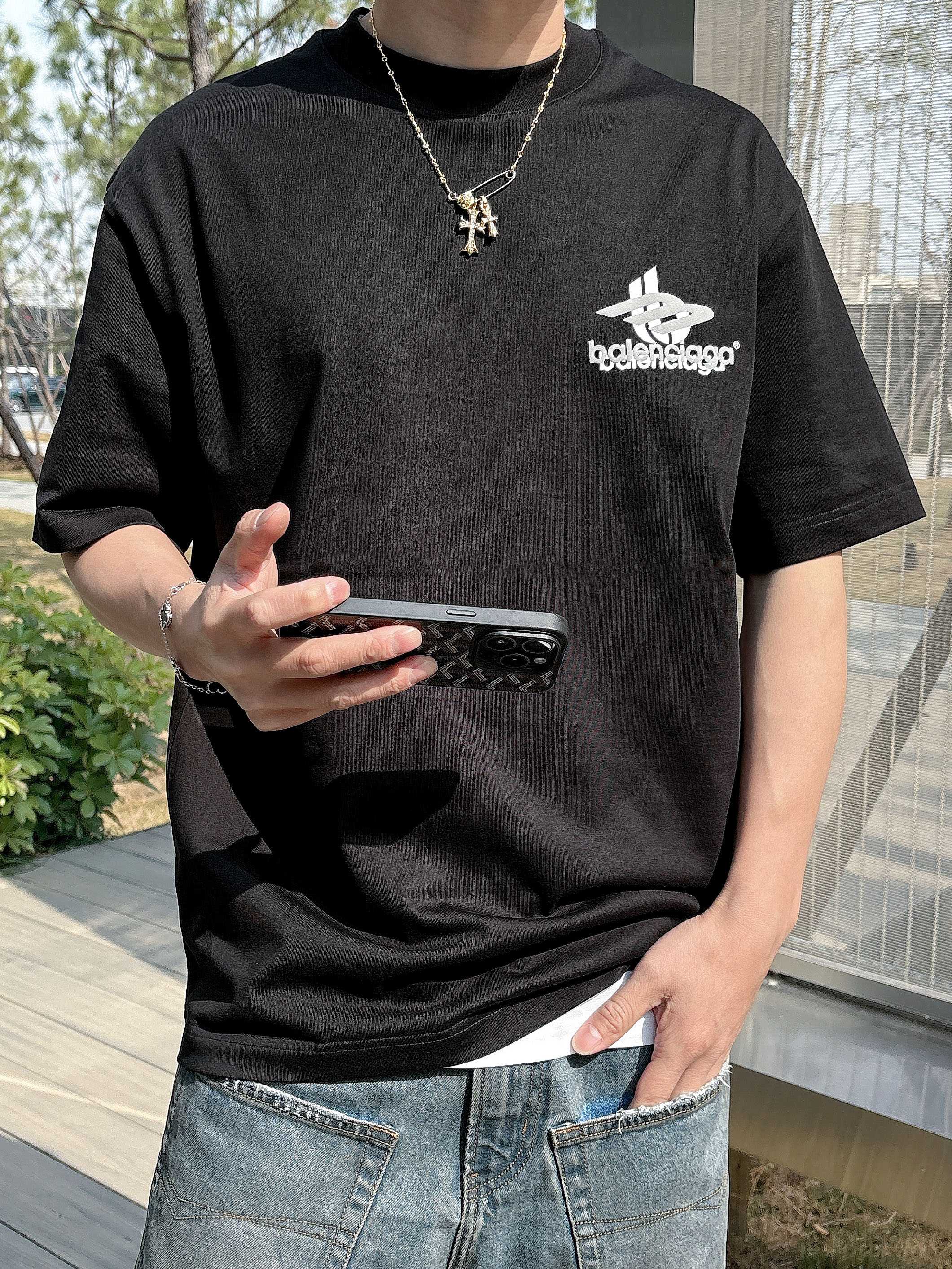    巴黎世家 2025春夏新款首发专柜最新款短袖圆领T恤 高端订制 设计前卫时尚！品牌logo重工艺设