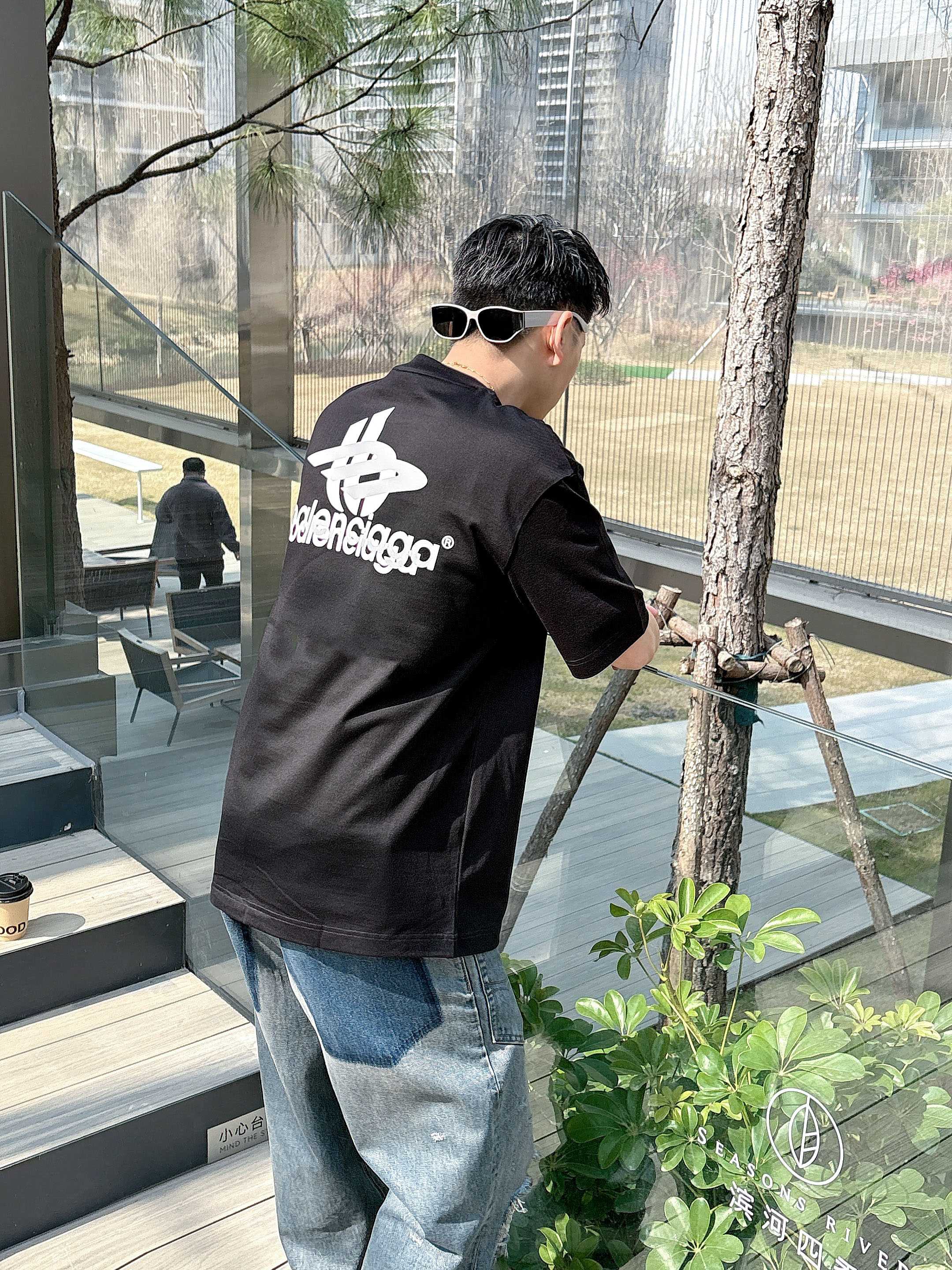    巴黎世家 2025春夏新款首发专柜最新款短袖圆领T恤 高端订制 设计前卫时尚！品牌logo重工艺设