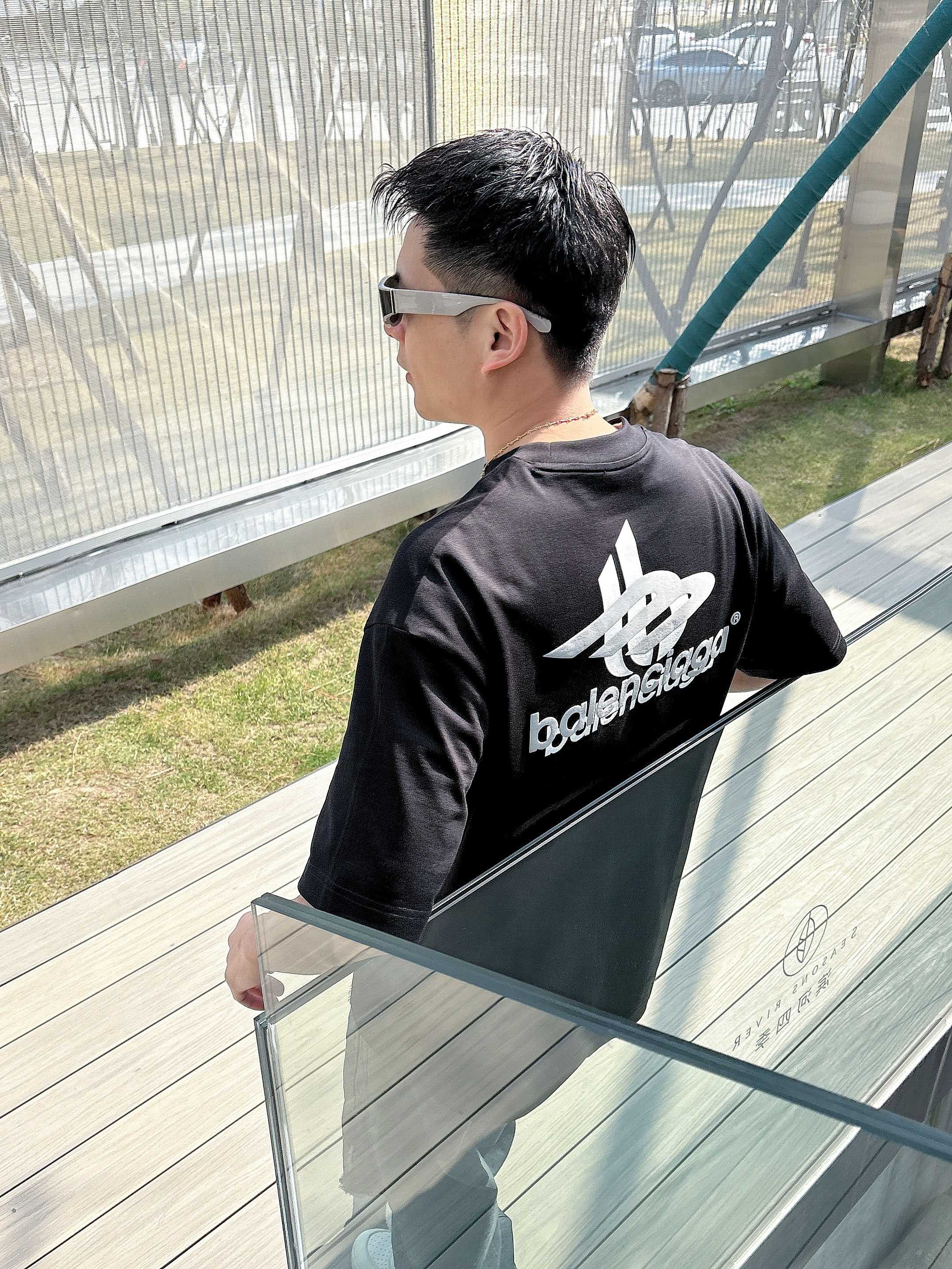    巴黎世家 2025春夏新款首发专柜最新款短袖圆领T恤 高端订制 设计前卫时尚！品牌logo重工艺设