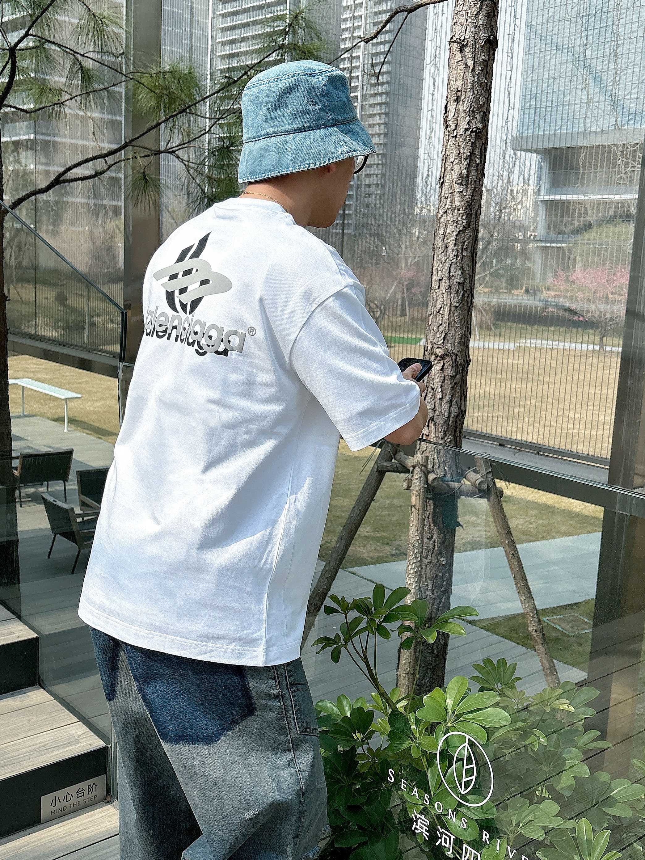    巴黎世家 2025春夏新款首发专柜最新款短袖圆领T恤 高端订制 设计前卫时尚！品牌logo重工艺设