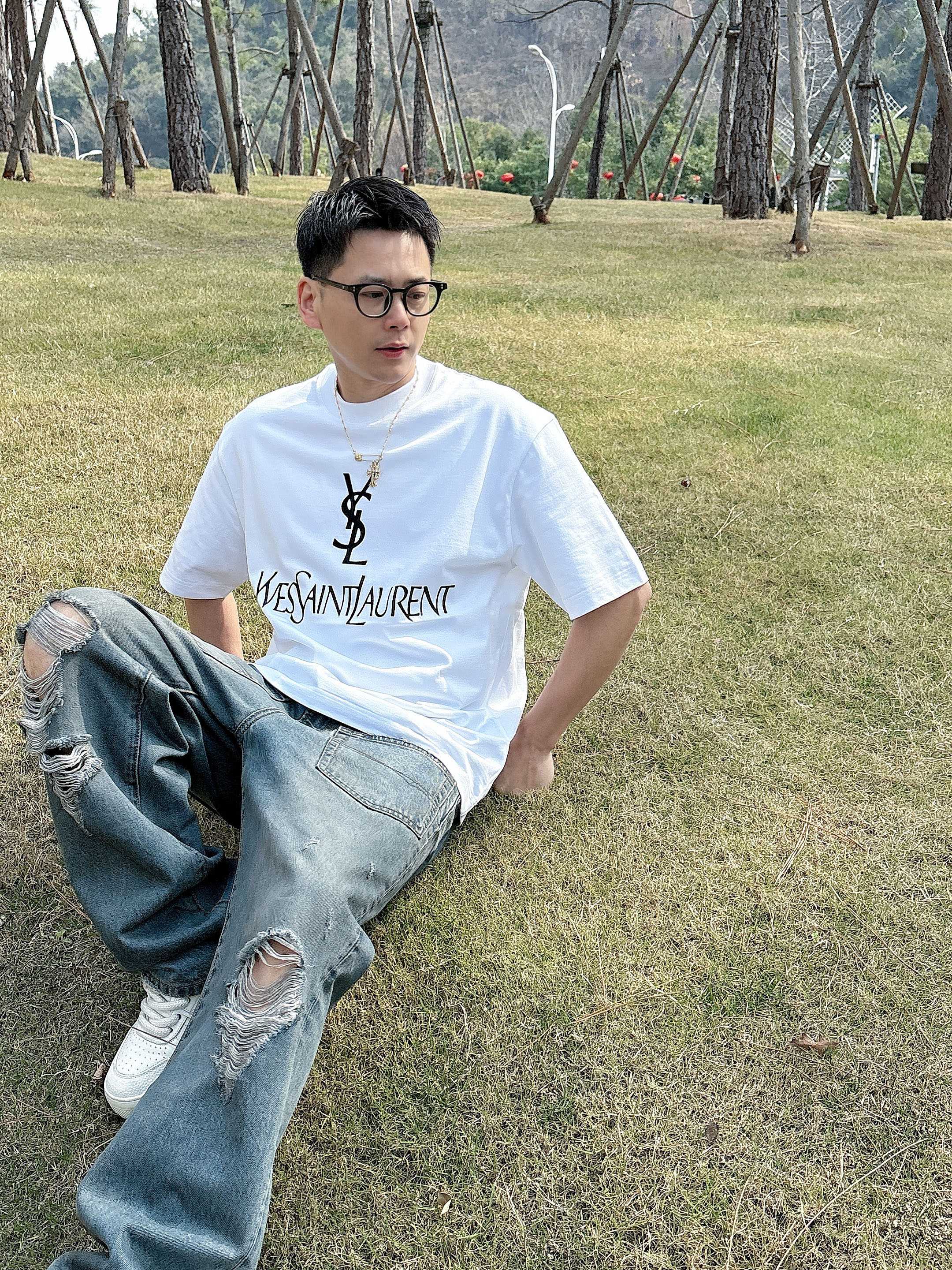    圣罗兰 2025春夏新款首发专柜最新款短袖圆领T恤 高端订制 设计前卫时尚！品牌logo重工艺设计
