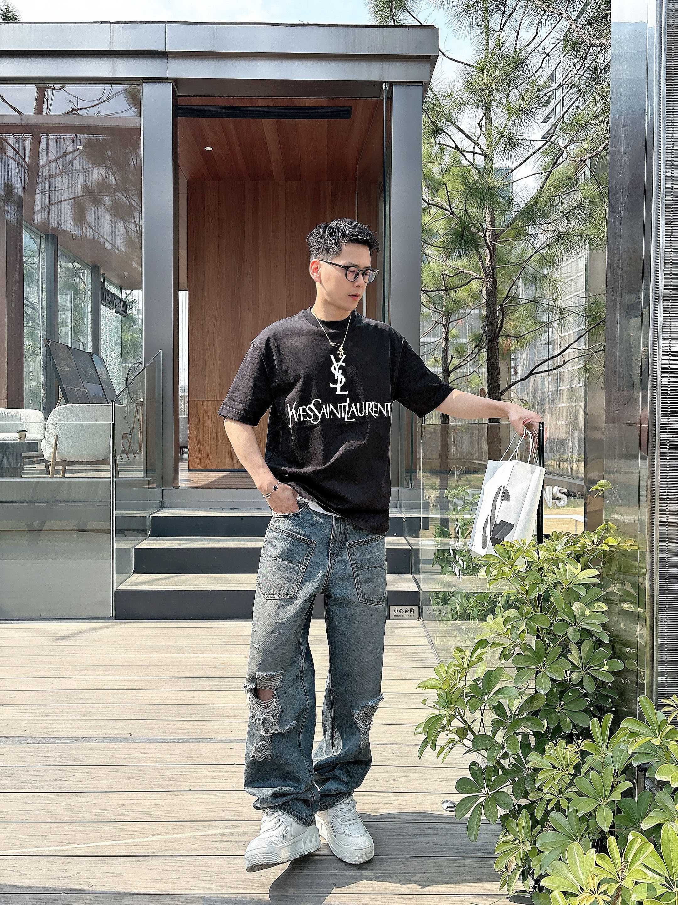    圣罗兰 2025春夏新款首发专柜最新款短袖圆领T恤 高端订制 设计前卫时尚！品牌logo重工艺设计