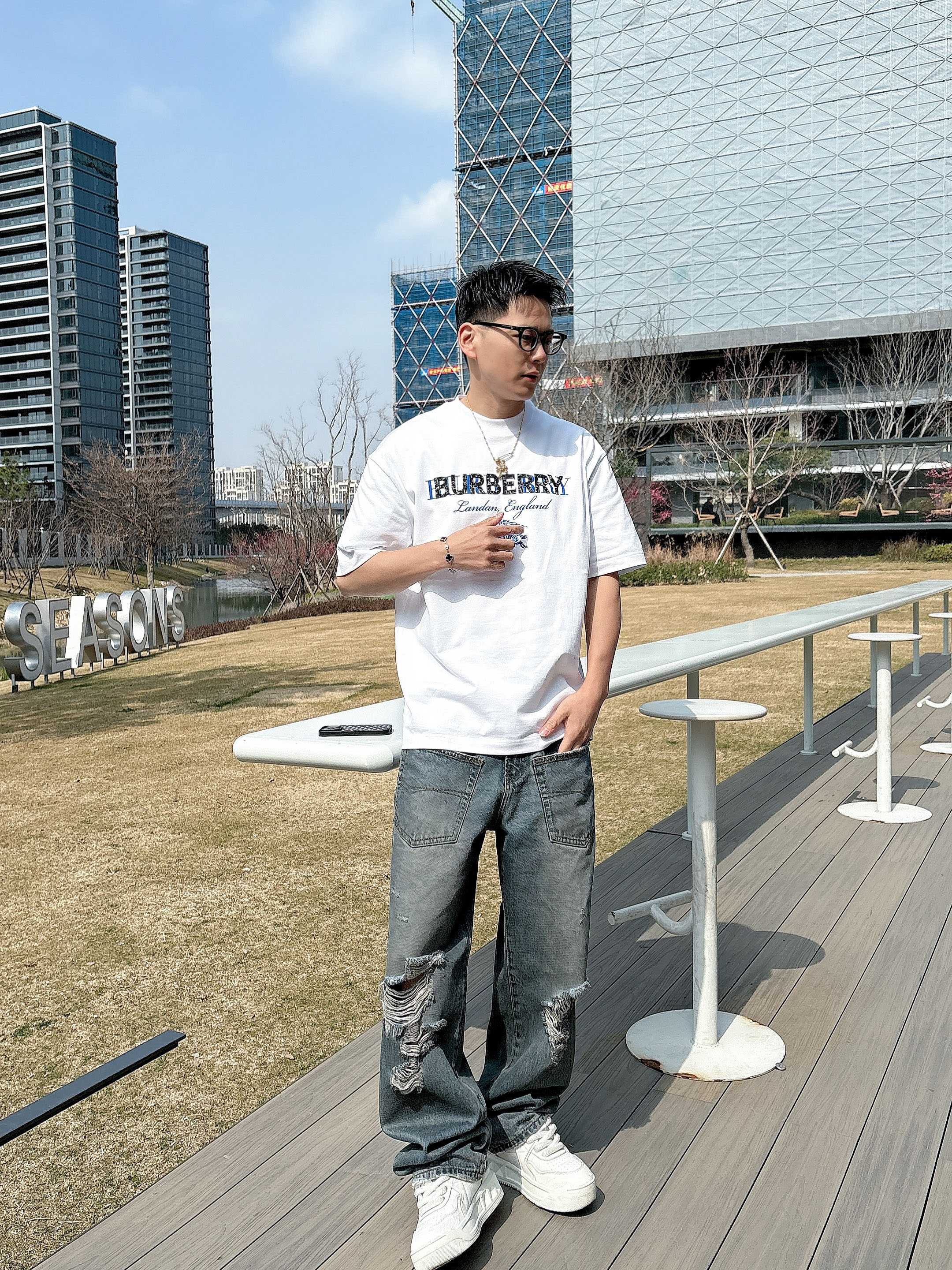     巴宝莉  2025春夏新款首发专柜最新款短袖圆领T恤 高端订制 设计前卫时尚！品牌logo重工艺