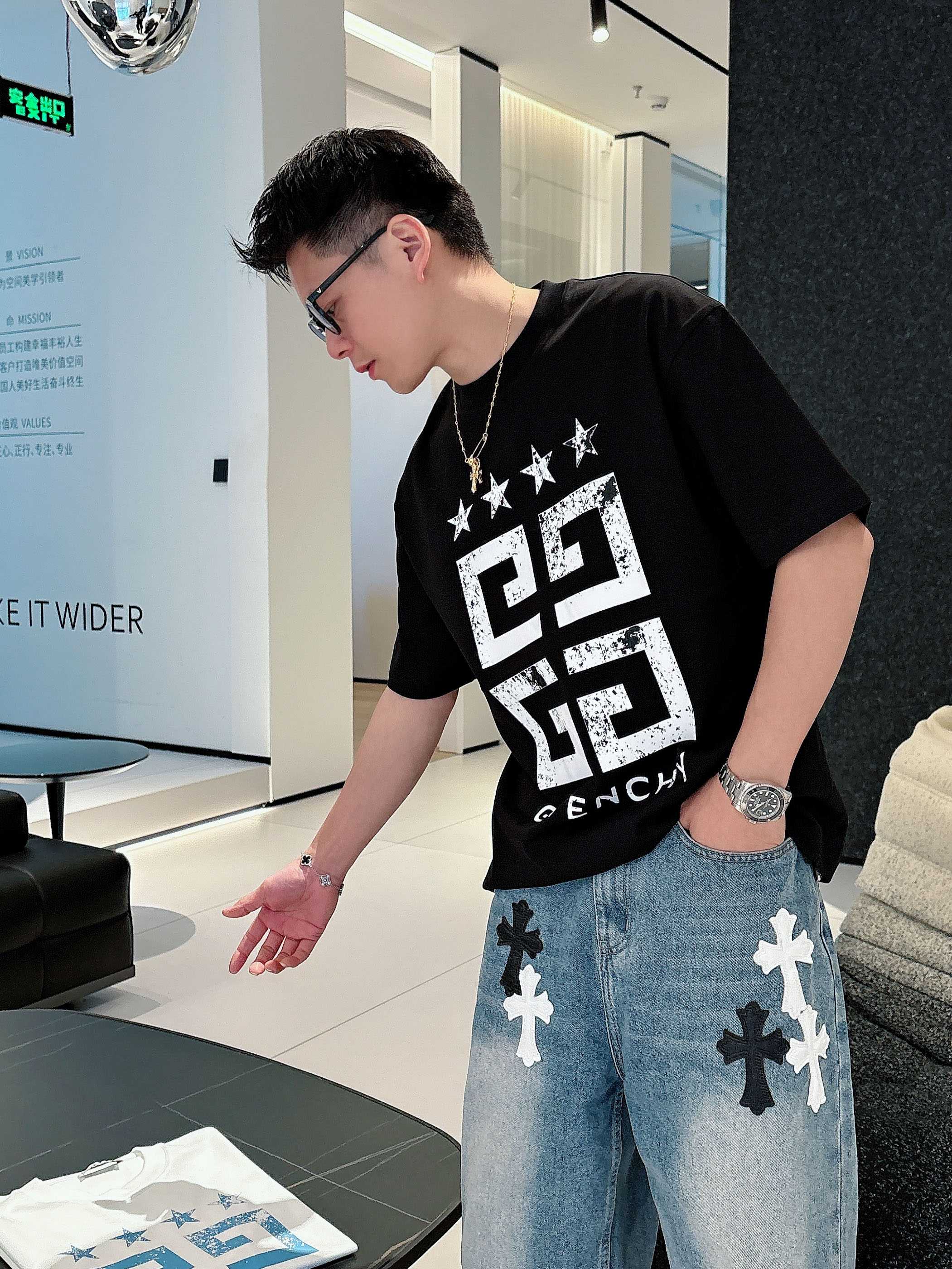     纪梵希  2025春夏新款首发专柜最新款短袖圆领T恤 高端订制 设计前卫时尚！品牌logo重工艺