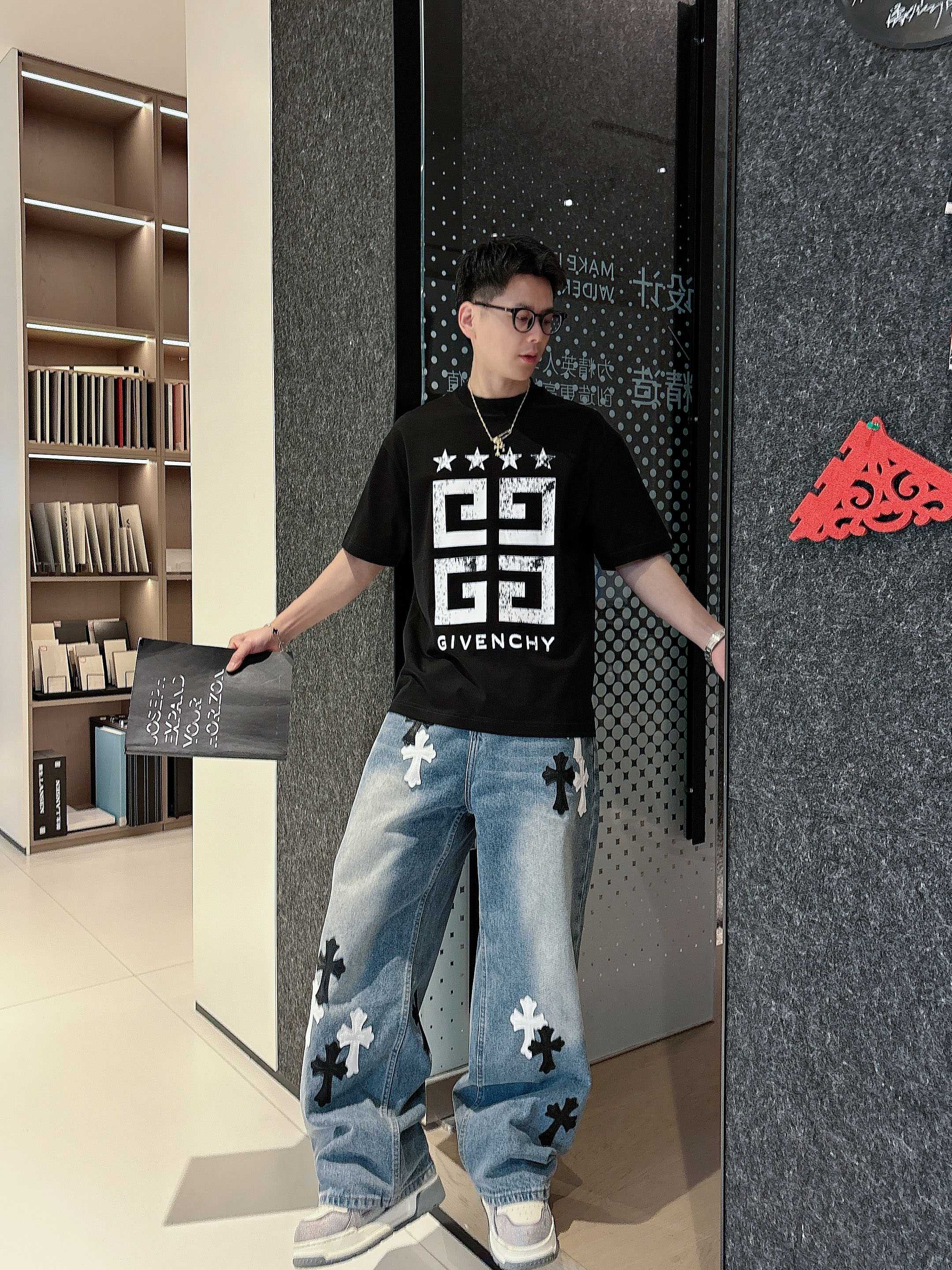    纪梵希  2025春夏新款首发专柜最新款短袖圆领T恤 高端订制 设计前卫时尚！品牌logo重工艺