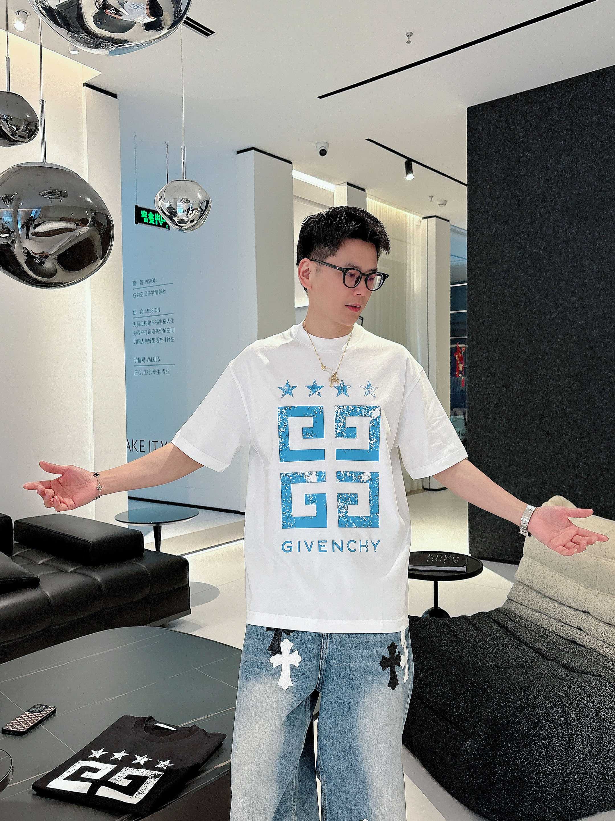    纪梵希  2025春夏新款首发专柜最新款短袖圆领T恤 高端订制 设计前卫时尚！品牌logo重工艺