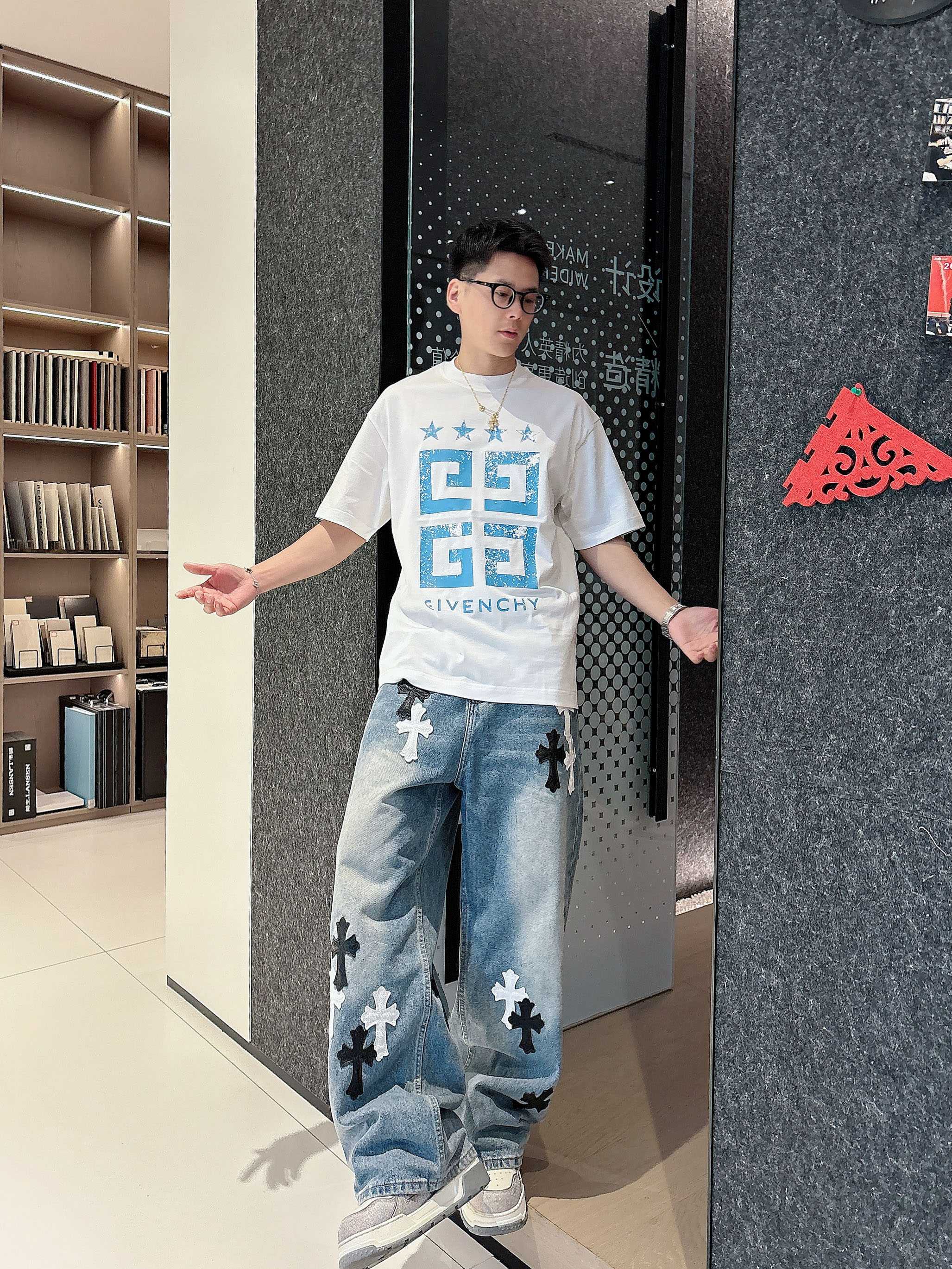     纪梵希  2025春夏新款首发专柜最新款短袖圆领T恤 高端订制 设计前卫时尚！品牌logo重工艺