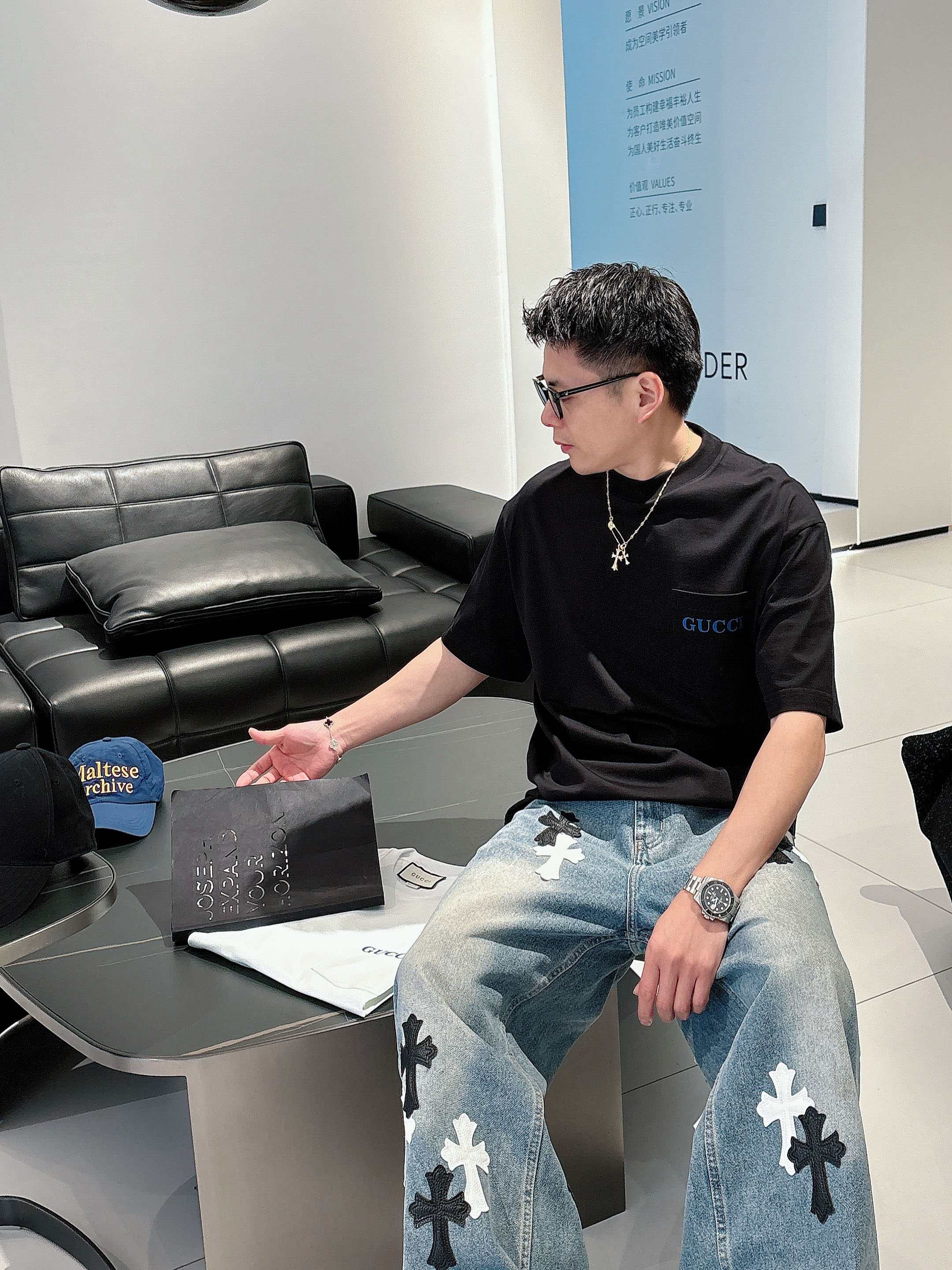     古驰  2025春夏新款首发专柜最新款短袖圆领T恤 高端订制 设计前卫时尚！品牌logo重工艺设