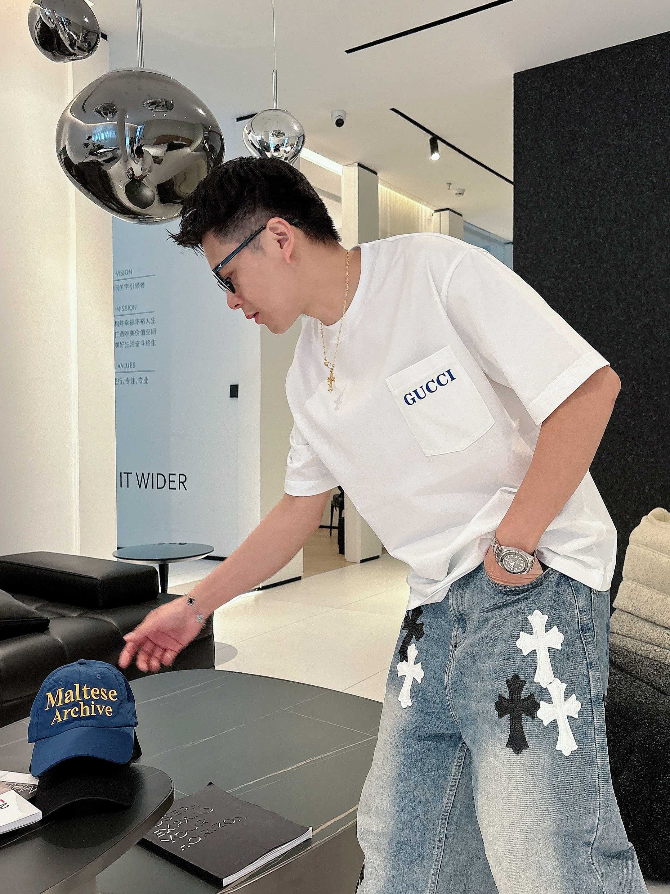     古驰  2025春夏新款首发专柜最新款短袖圆领T恤 高端订制 设计前卫时尚！品牌logo重工艺设