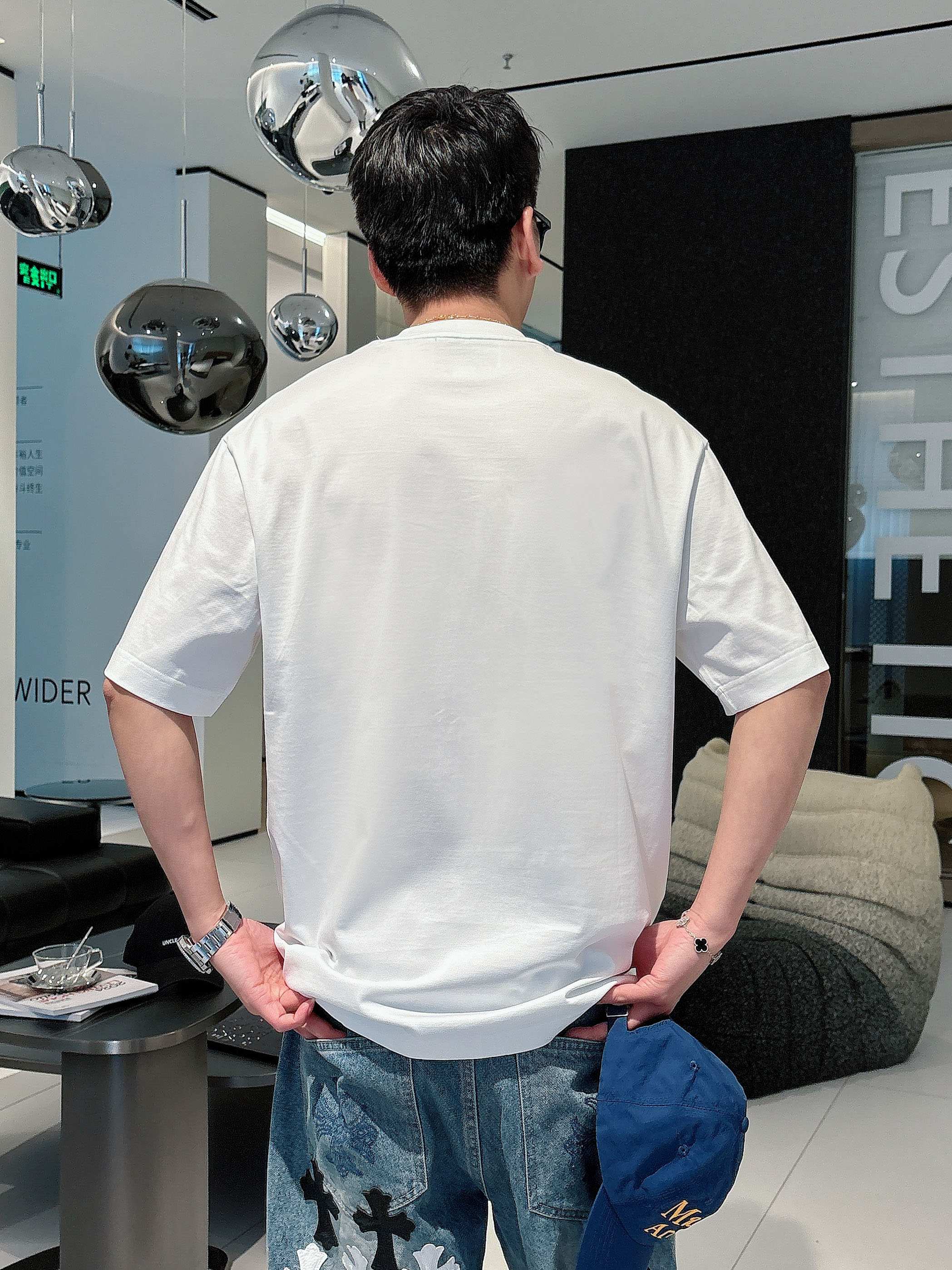     古驰  2025春夏新款首发专柜最新款短袖圆领T恤 高端订制 设计前卫时尚！品牌logo重工艺设