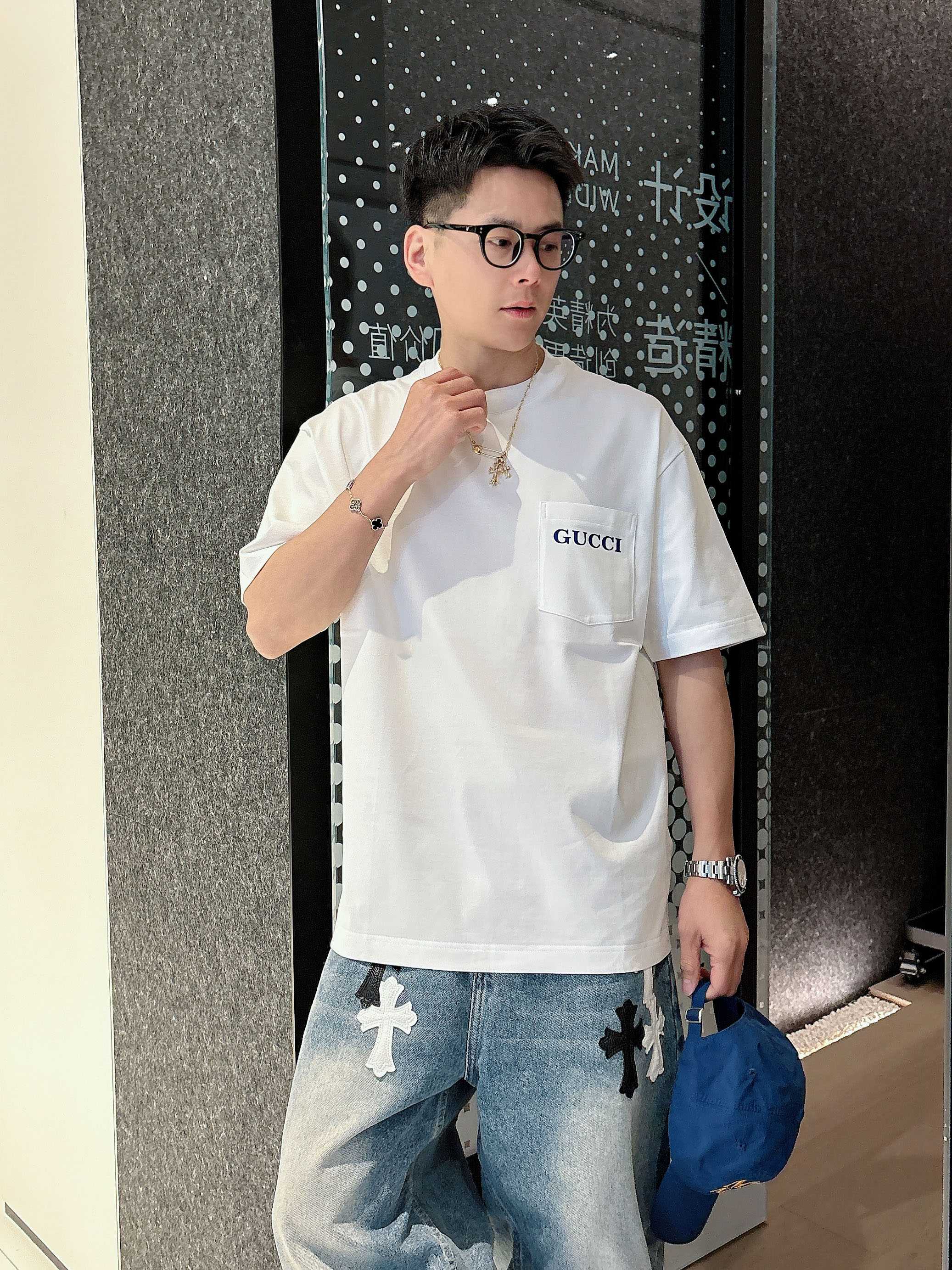     古驰  2025春夏新款首发专柜最新款短袖圆领T恤 高端订制 设计前卫时尚！品牌logo重工艺设