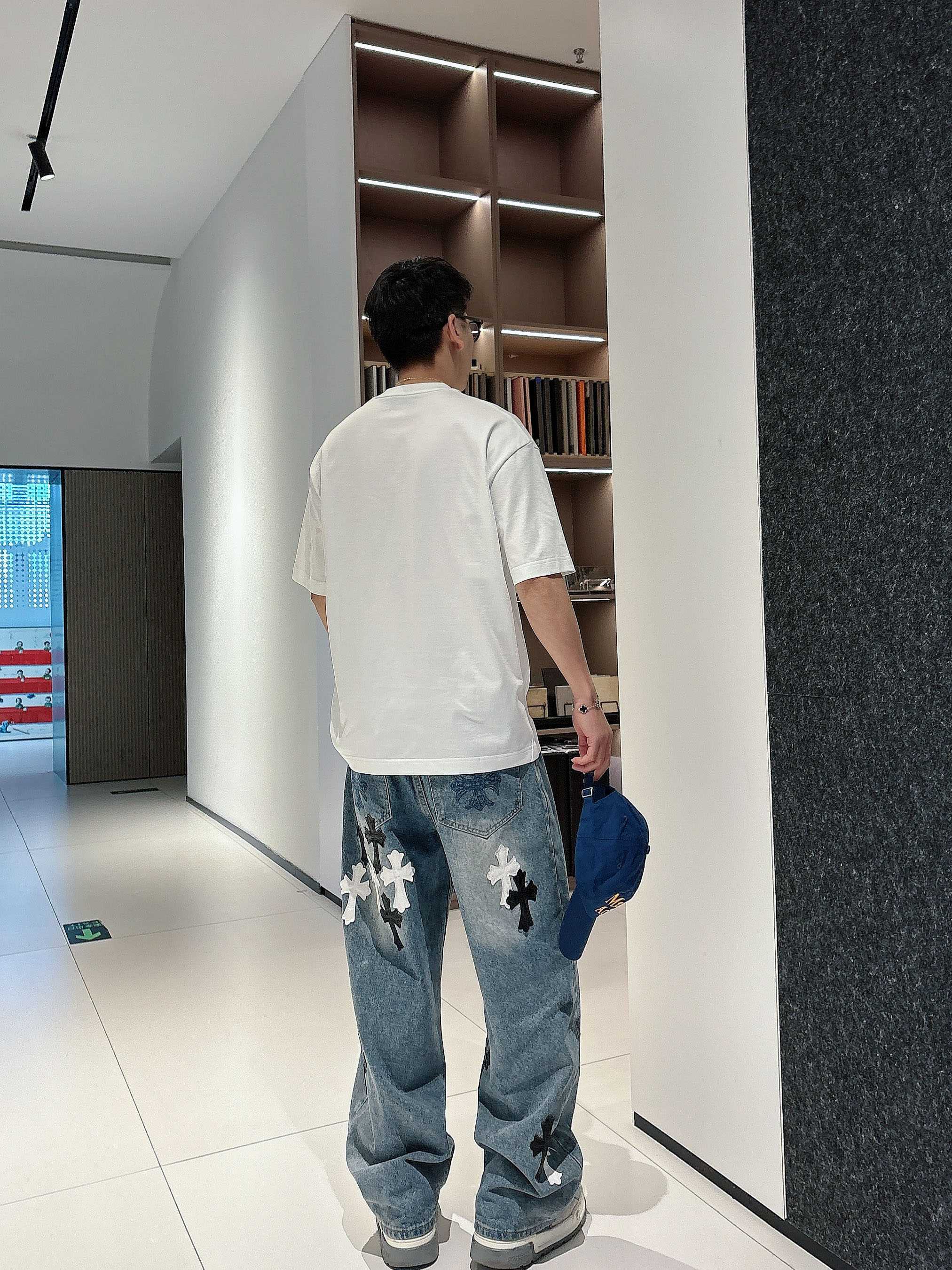     古驰  2025春夏新款首发专柜最新款短袖圆领T恤 高端订制 设计前卫时尚！品牌logo重工艺设